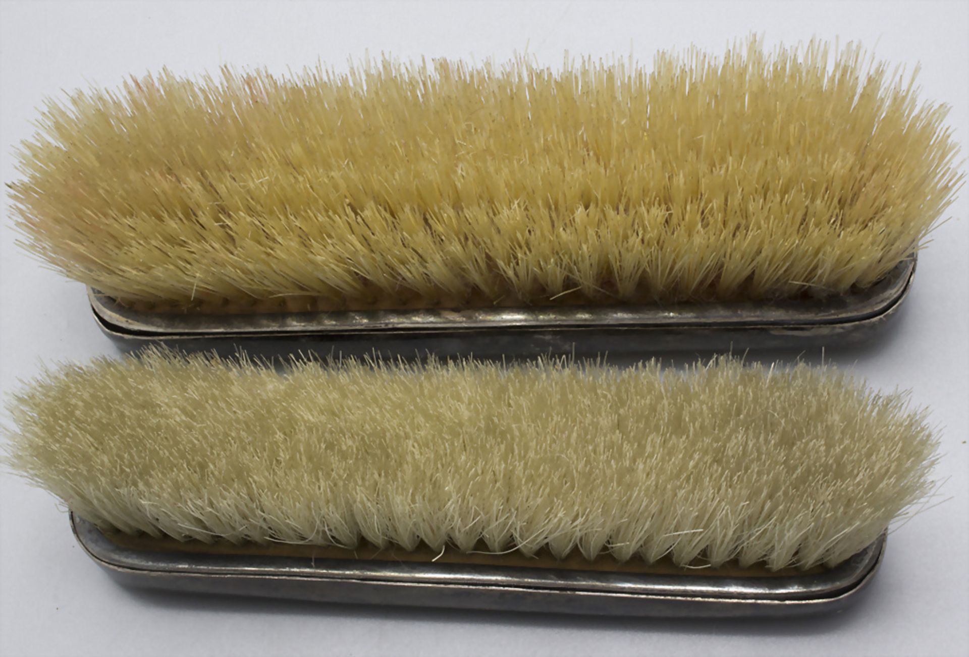 2 Kleiderbürsten / Two clothes brushes, Tuck Chang & Co., Shanghai, um 1900 - Image 3 of 5