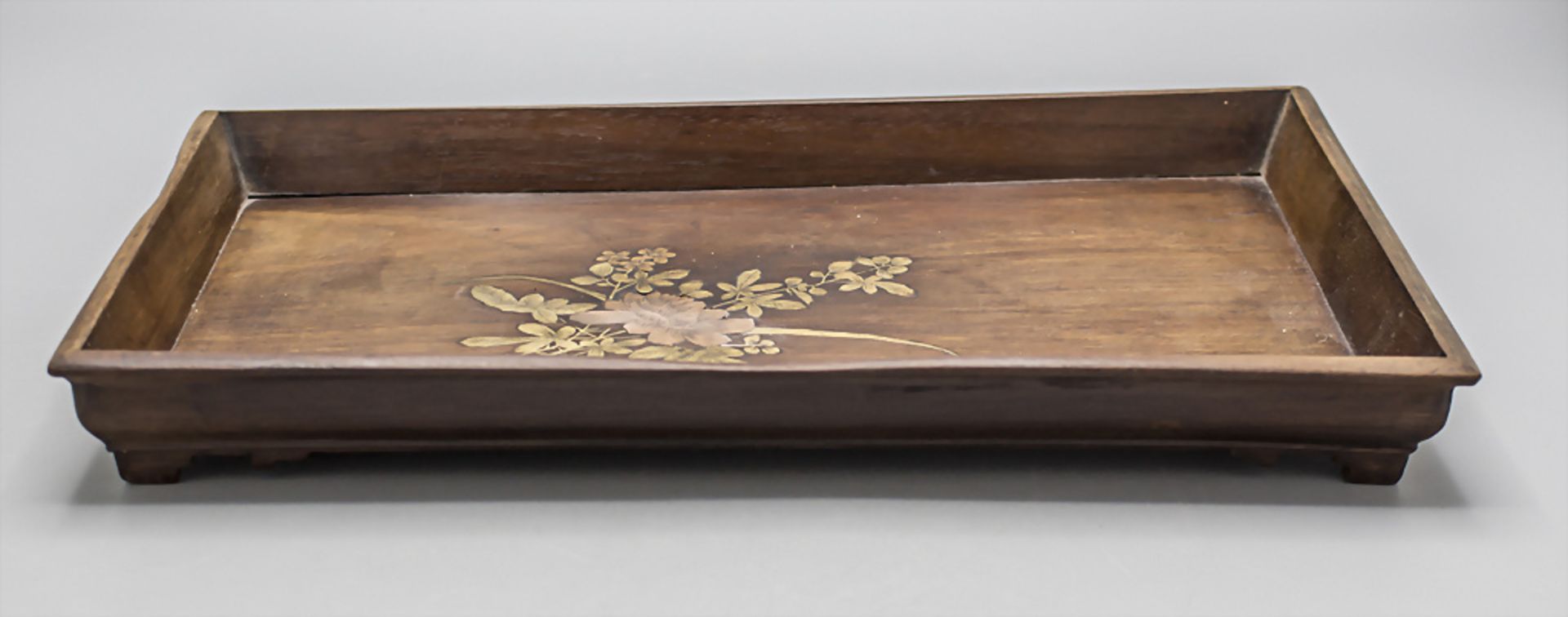 Holztablett auf vier Füßen mit Floraldekor / A footed wooden tray with floral inlays, ... - Bild 2 aus 6