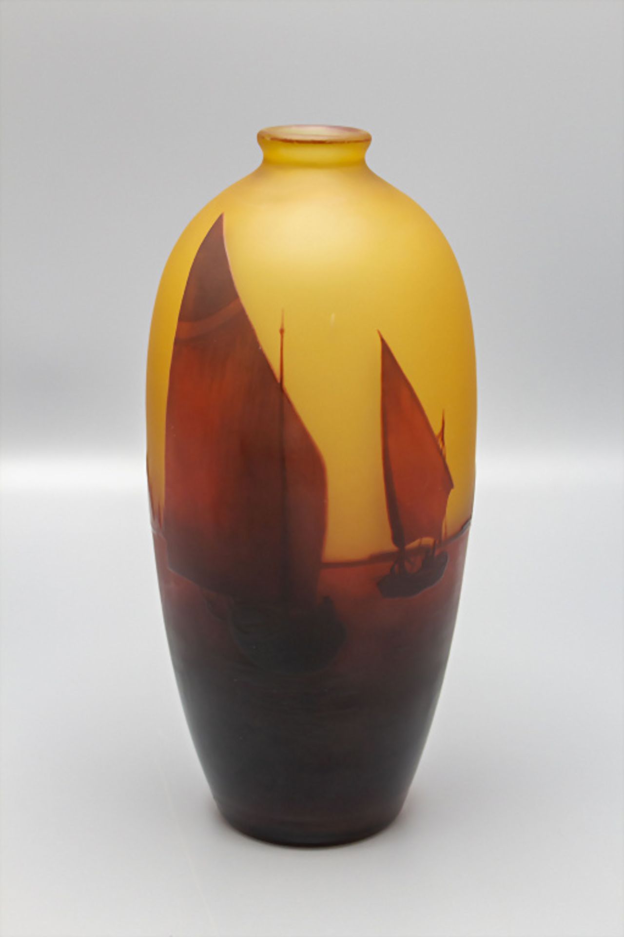 Jugendstil Vase mit Segelbooten in der Lagune von Venedig / An Art Nouverau cameo glass vase ... - Bild 2 aus 4