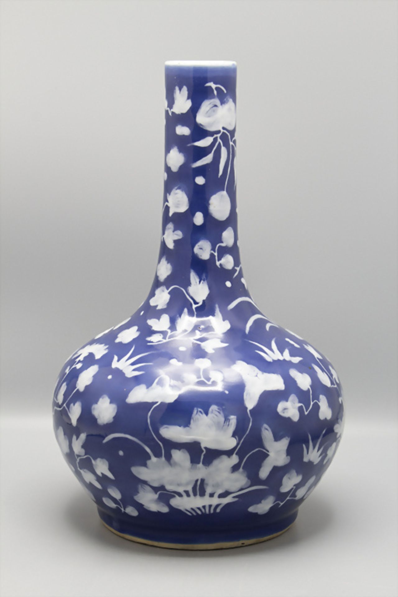 Langhals-Vase mit Blütenstrauchdekor / A longneck vase with flowers, China, 19. Jh.