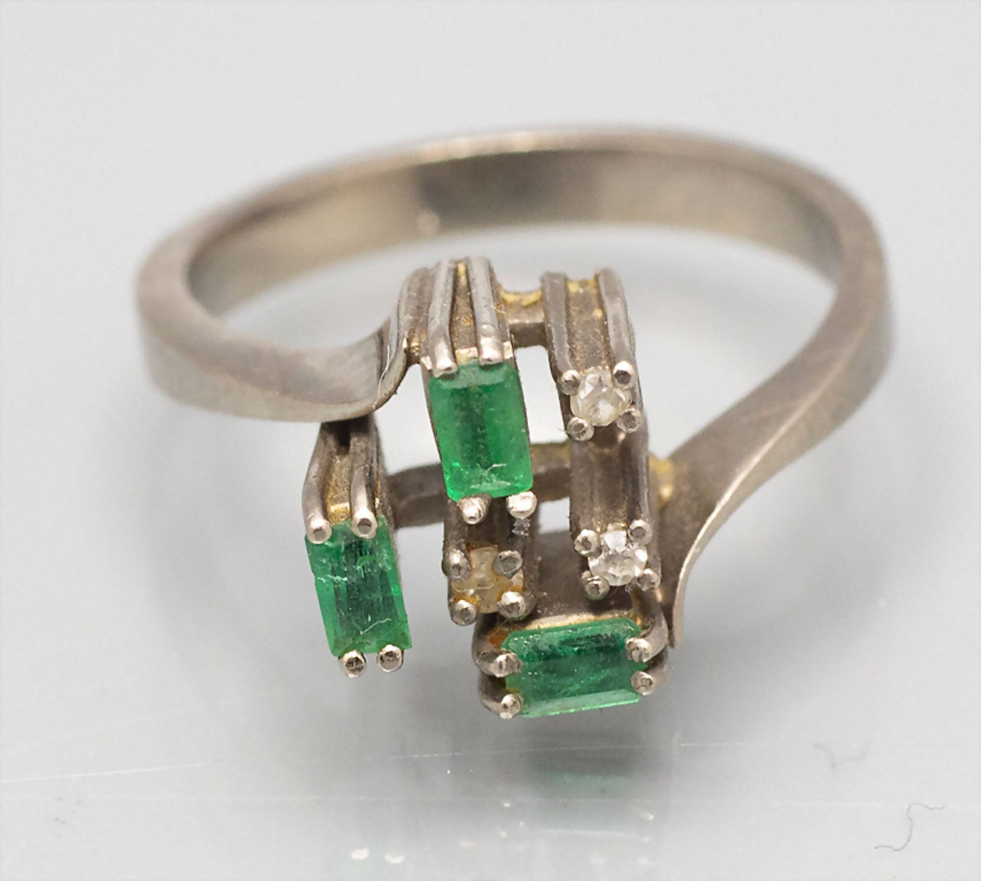 Damenring mit Diamanten und Smaragden / A ladies 18 ct gold ring with diamonds and emeralds