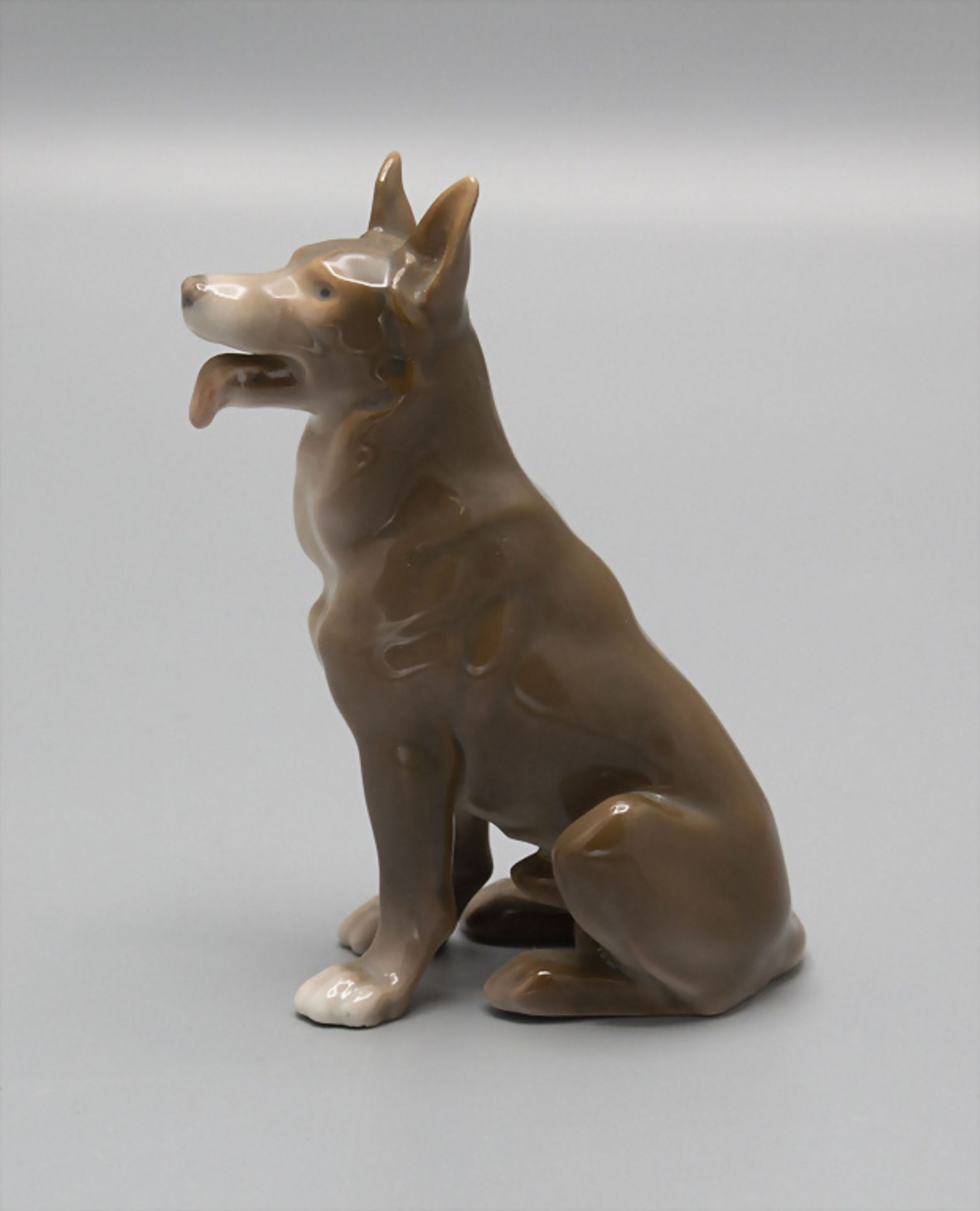 Sitzender Schäferhund / A porcelain figure of a sitting Alsatian German shepherd, Bing & ... - Bild 2 aus 5