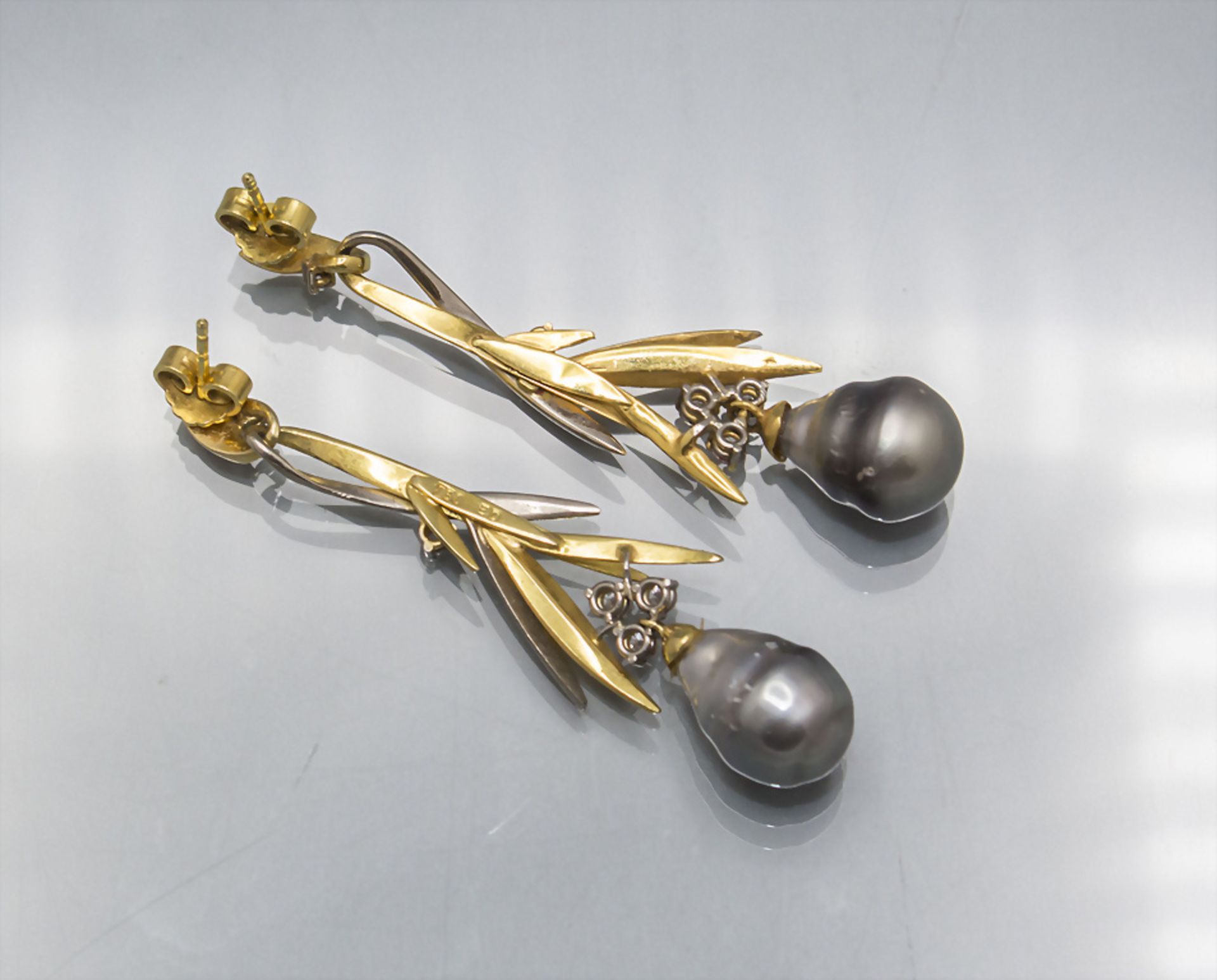 Paar Ohranhänger mit Tahitiperle und Brillianten / A pair of gold earrings with pearls and ... - Image 2 of 3