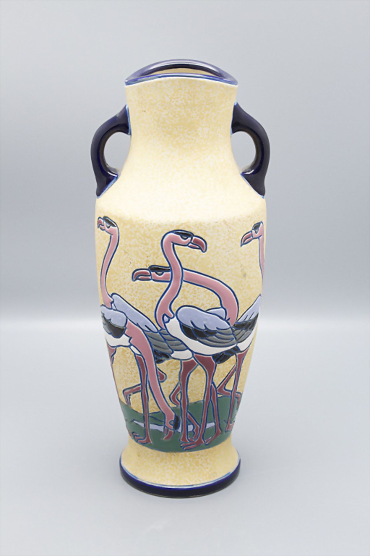Art Déco Henkelvase mit Flamingos / An Art Deco vase with flamingos, Amphora-Werke, ...