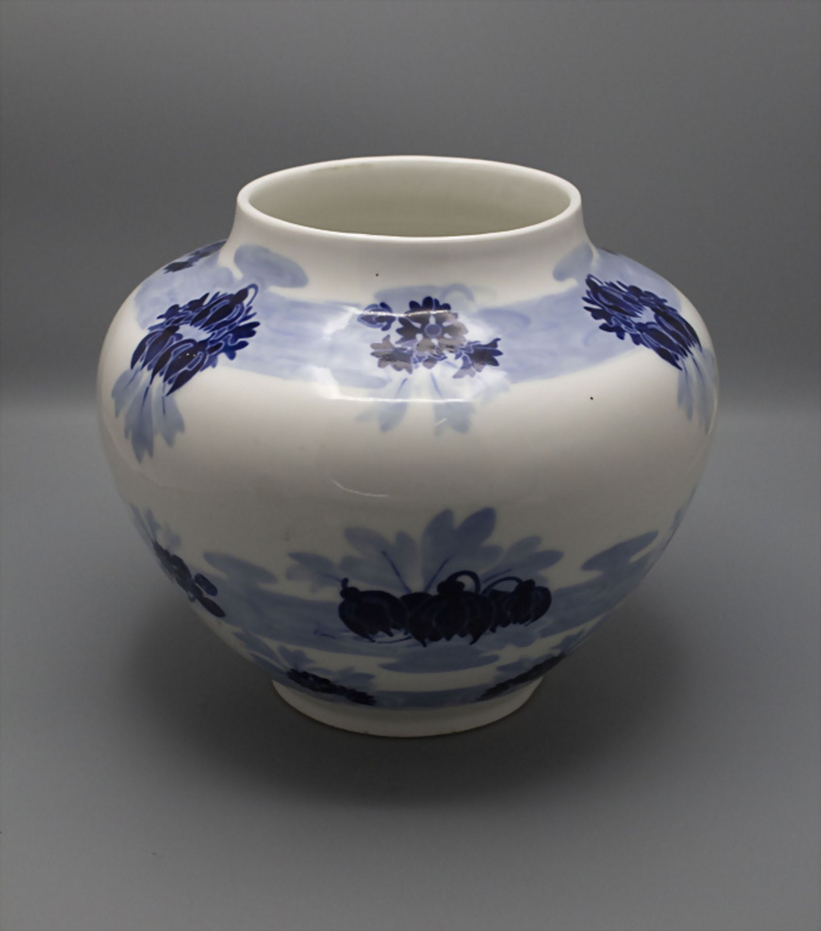 Große Jugendstil Porzellanvase mit Floraldekor / A large Art Nouveau porcelain vase with ...