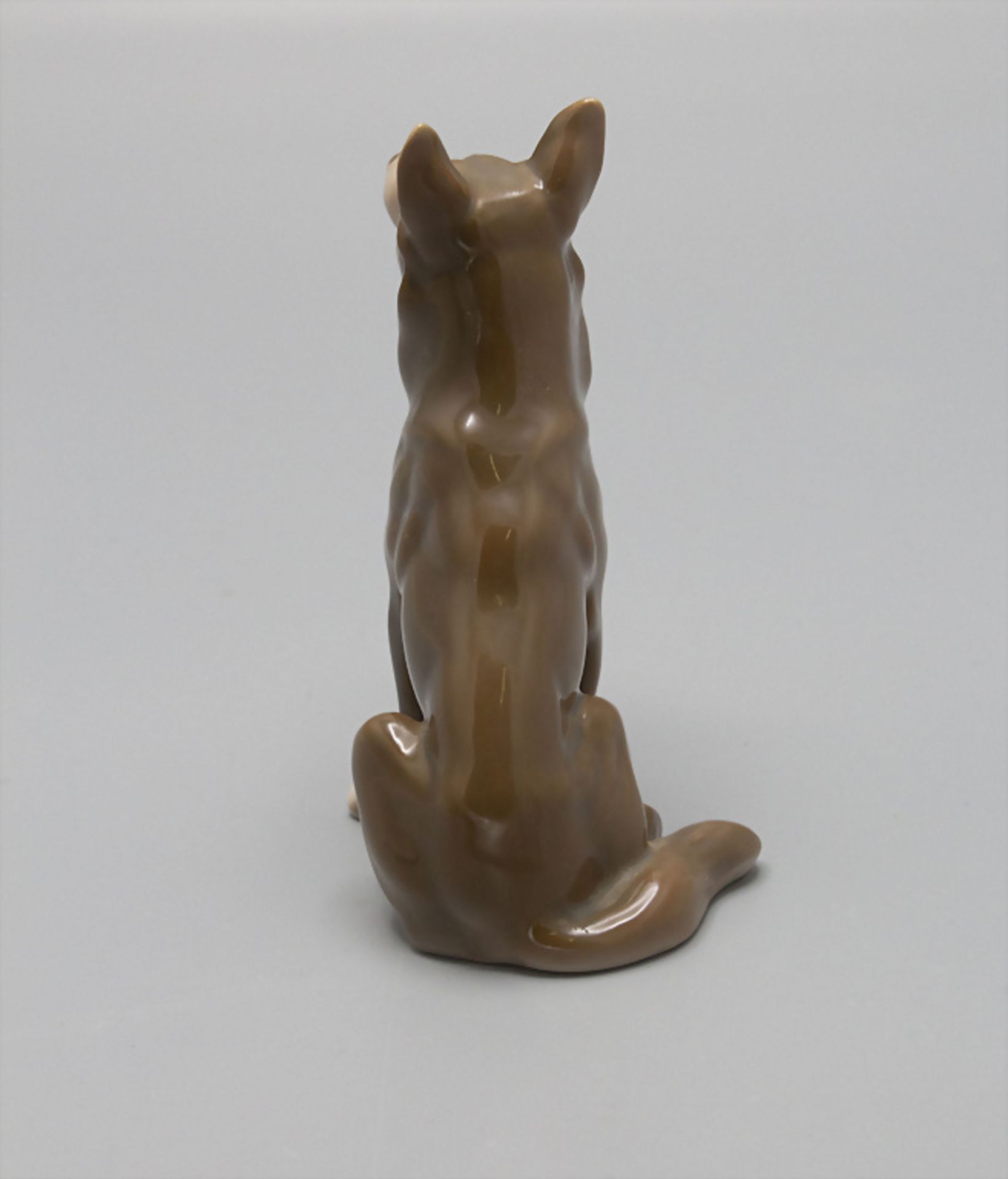 Sitzender Schäferhund / A porcelain figure of a sitting Alsatian German shepherd, Bing & ... - Bild 3 aus 5