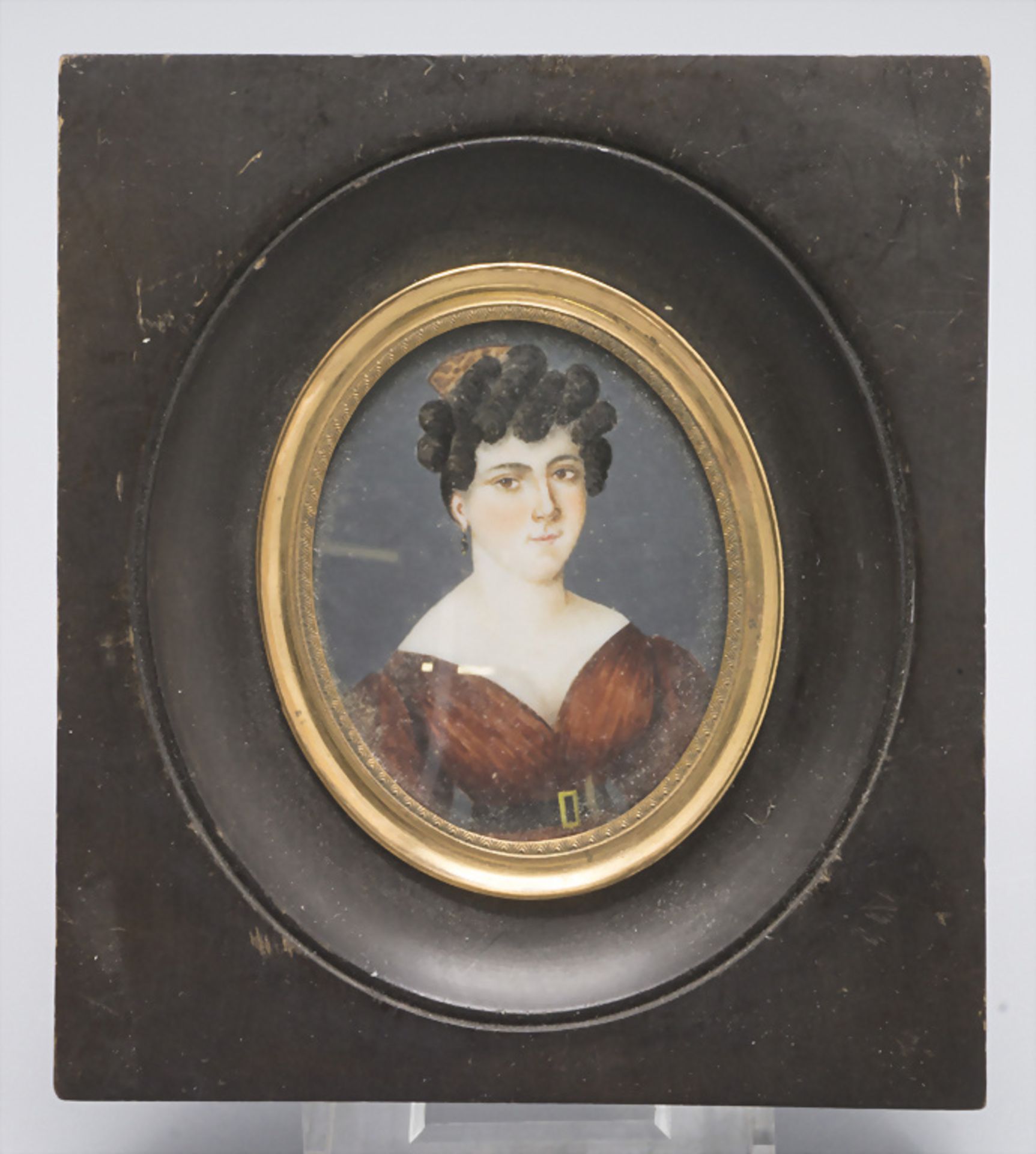 Miniatur Porträt einer jungen Dame im rotem Kleid / A miniature portrait of a young lady ...