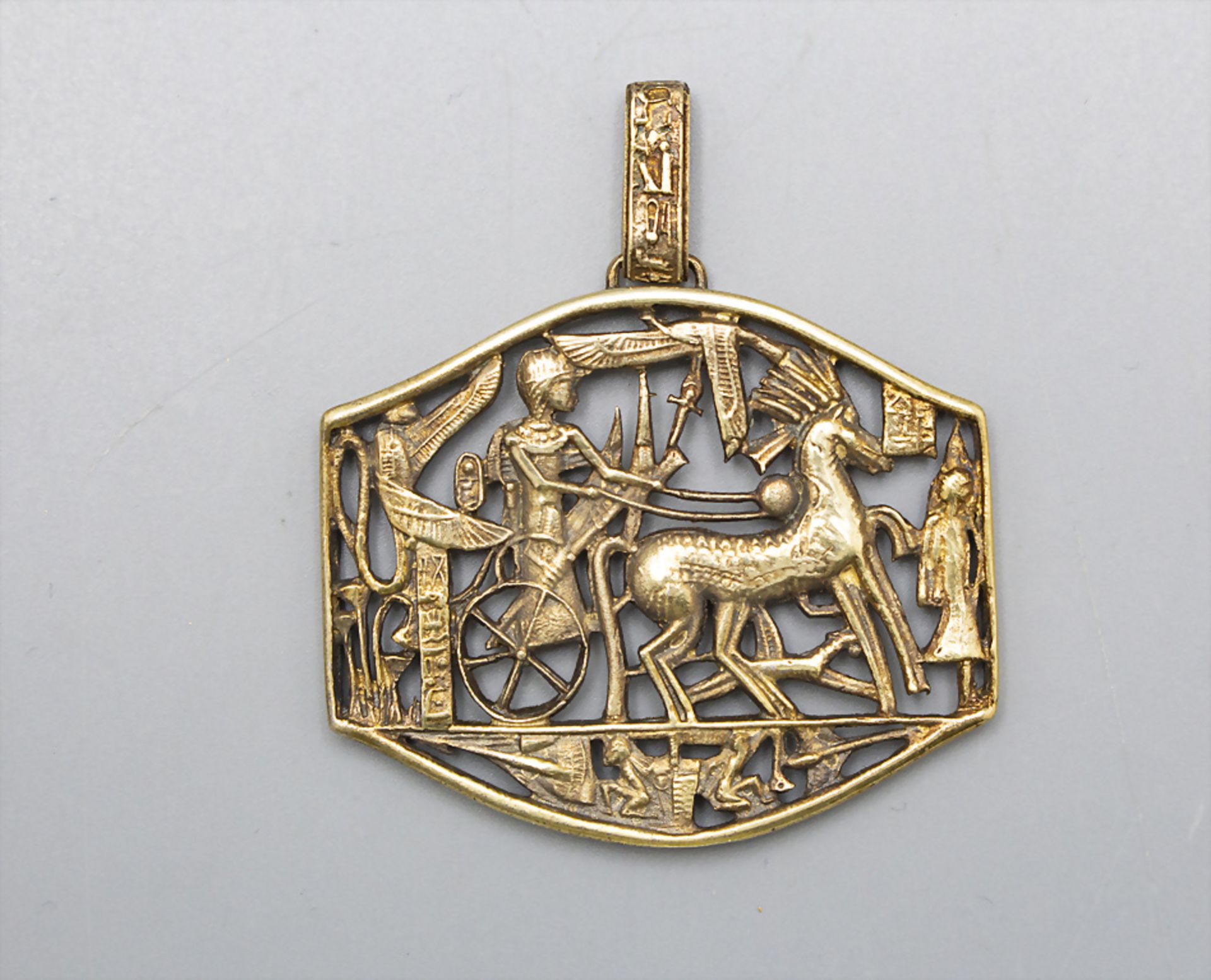 Anhänger 'Tutanchamun auf Streitwagen' / A guilded Sterling silver pendant with Tutankhamun on ...