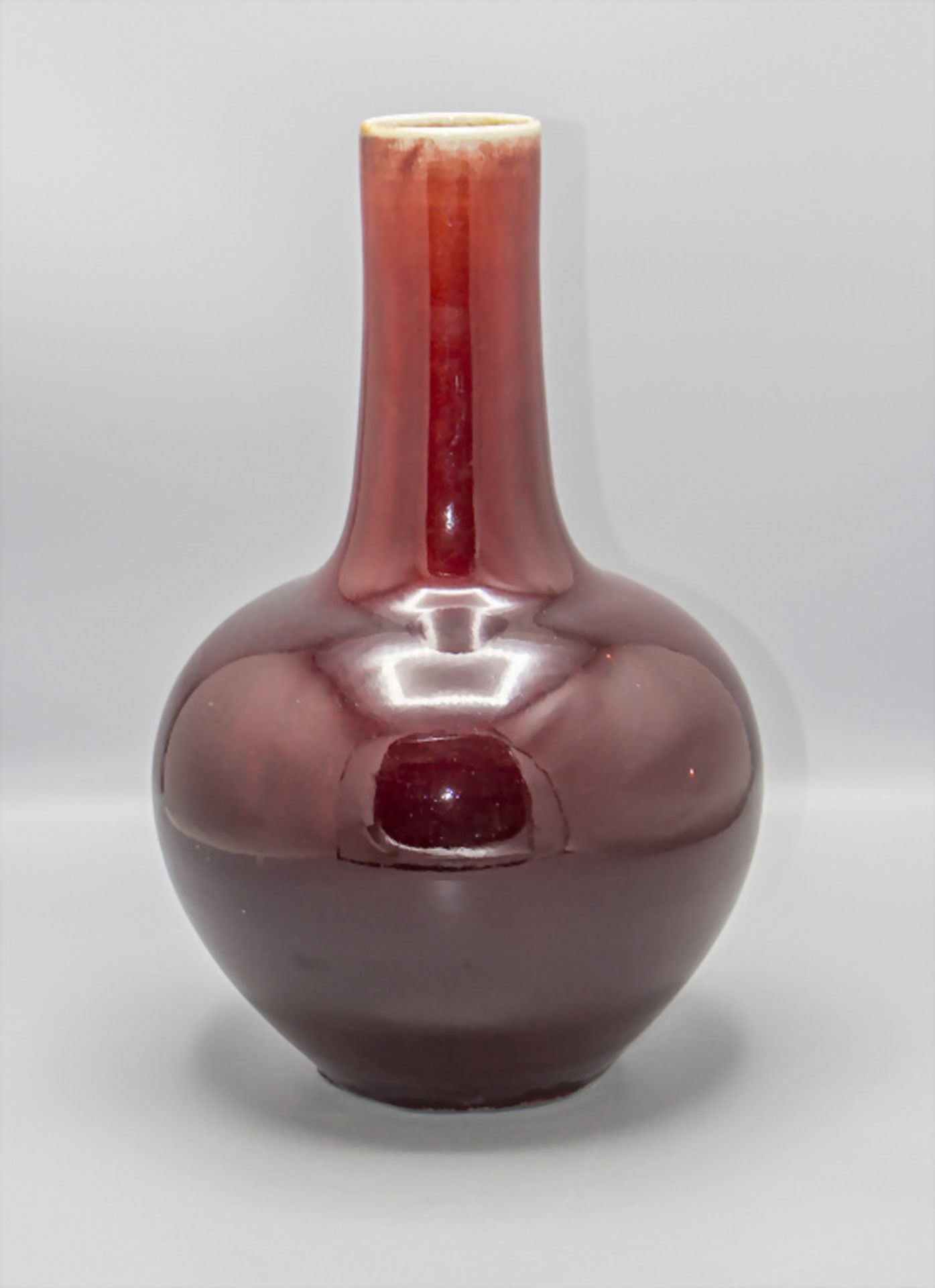 Ochsenblutvase / An ox blood vase / Sang de boeuf vase, China, 18.-19. Jh.