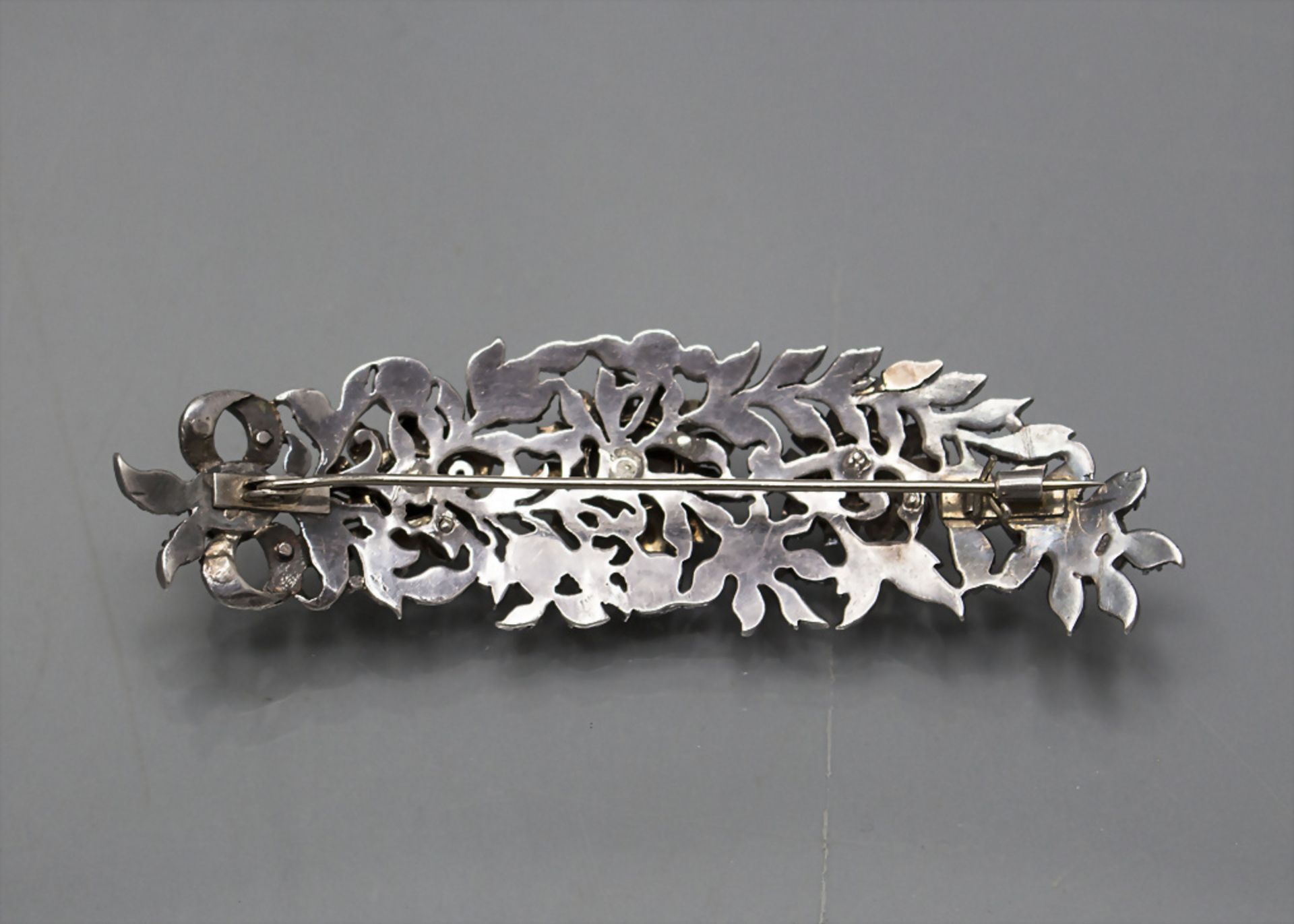 Louis Seize Brosche mit Diamanten / A silver brooch with diamonds, J. Rozendaal, Hoorn, 19. Jh. - Image 3 of 3