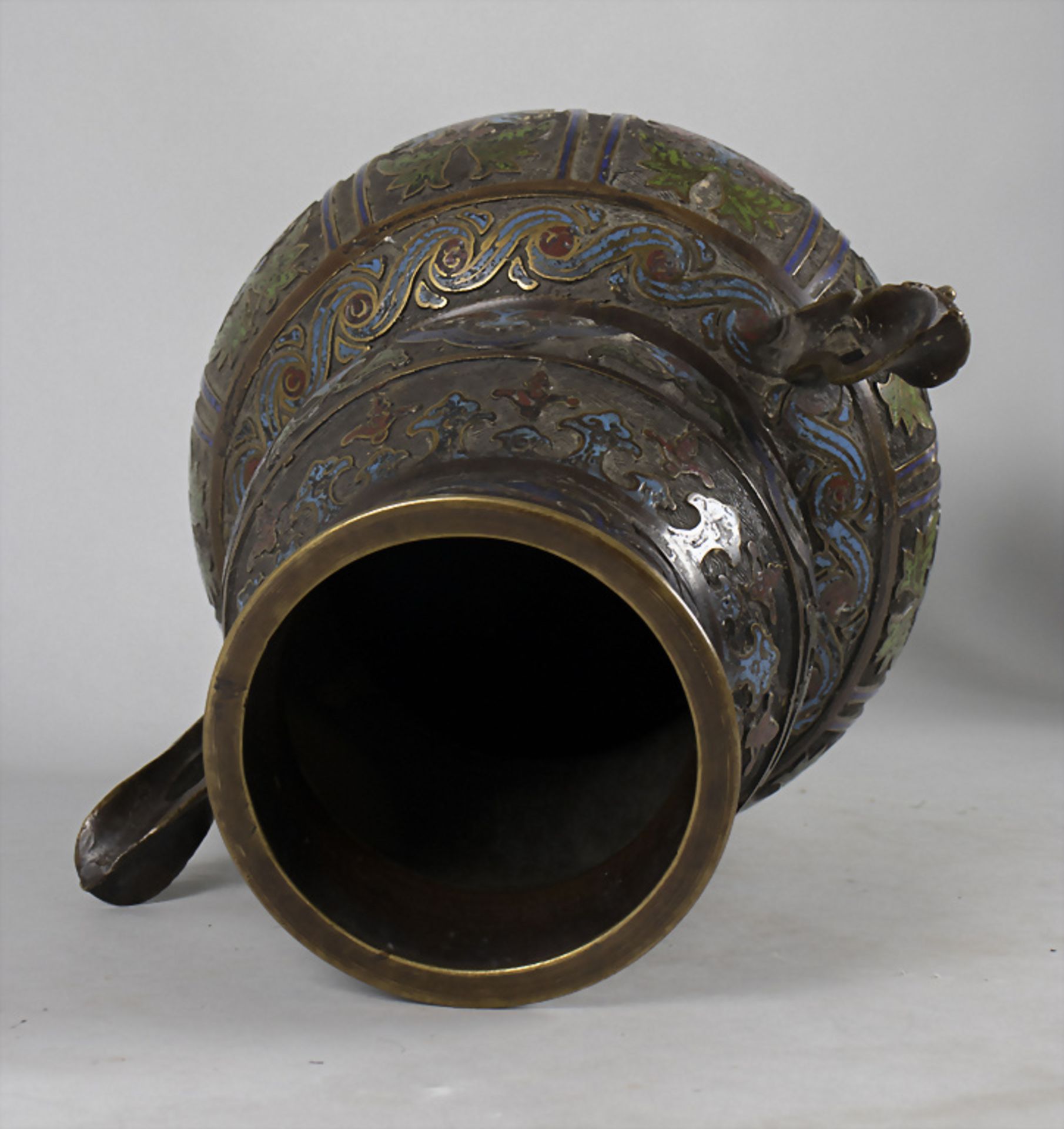 Bronzevase mit Champlevé Emaille / A bronze vase with Champlevé enamel , China, 19. Jh. - Bild 5 aus 8