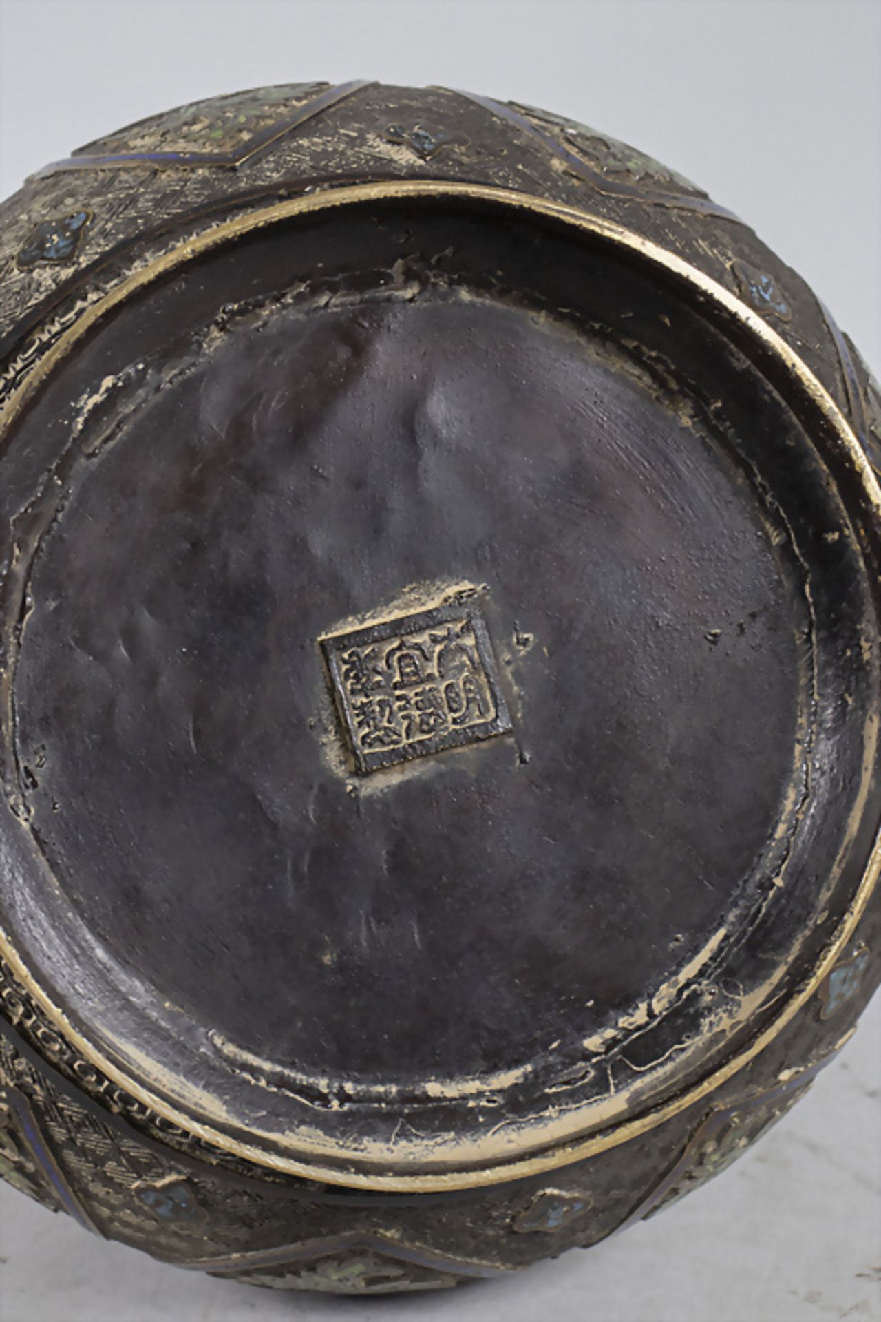 Bronzevase mit Champlevé Emaille / A bronze vase with Champlevé enamel , China, 19. Jh. - Bild 7 aus 8