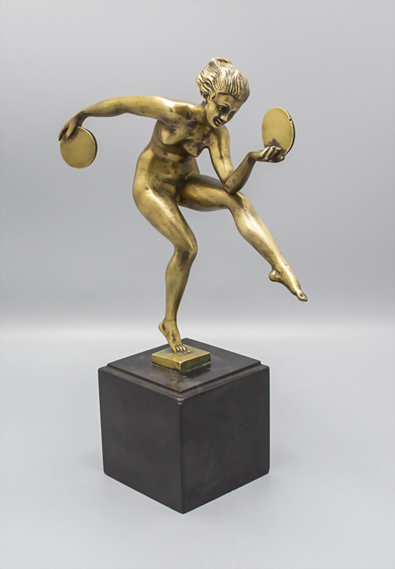 Art Déco Bronze 'Scheibentänzerin' / An Art Deco bronze 'Disc dancer', nach 1925 - Image 2 of 7