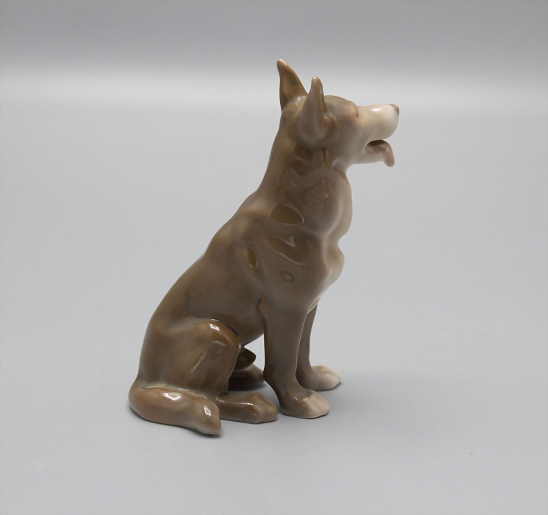 Sitzender Schäferhund / A porcelain figure of a sitting Alsatian German shepherd, Bing & ... - Bild 4 aus 5