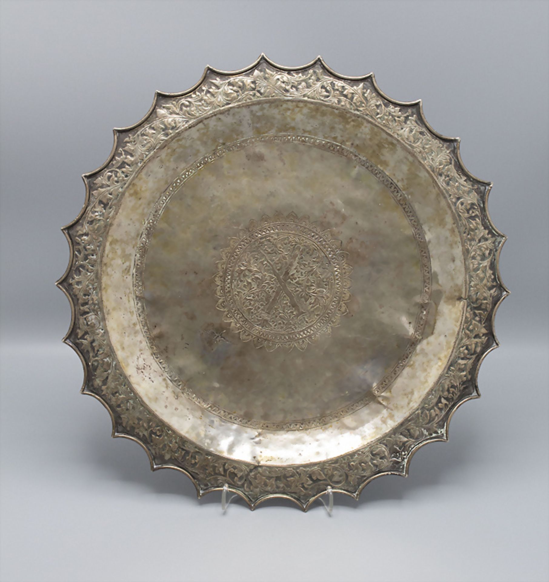 Silberplatte mit zwei gekreuzten Kris / A silver platter with two crossed kris, Südostasien, ...
