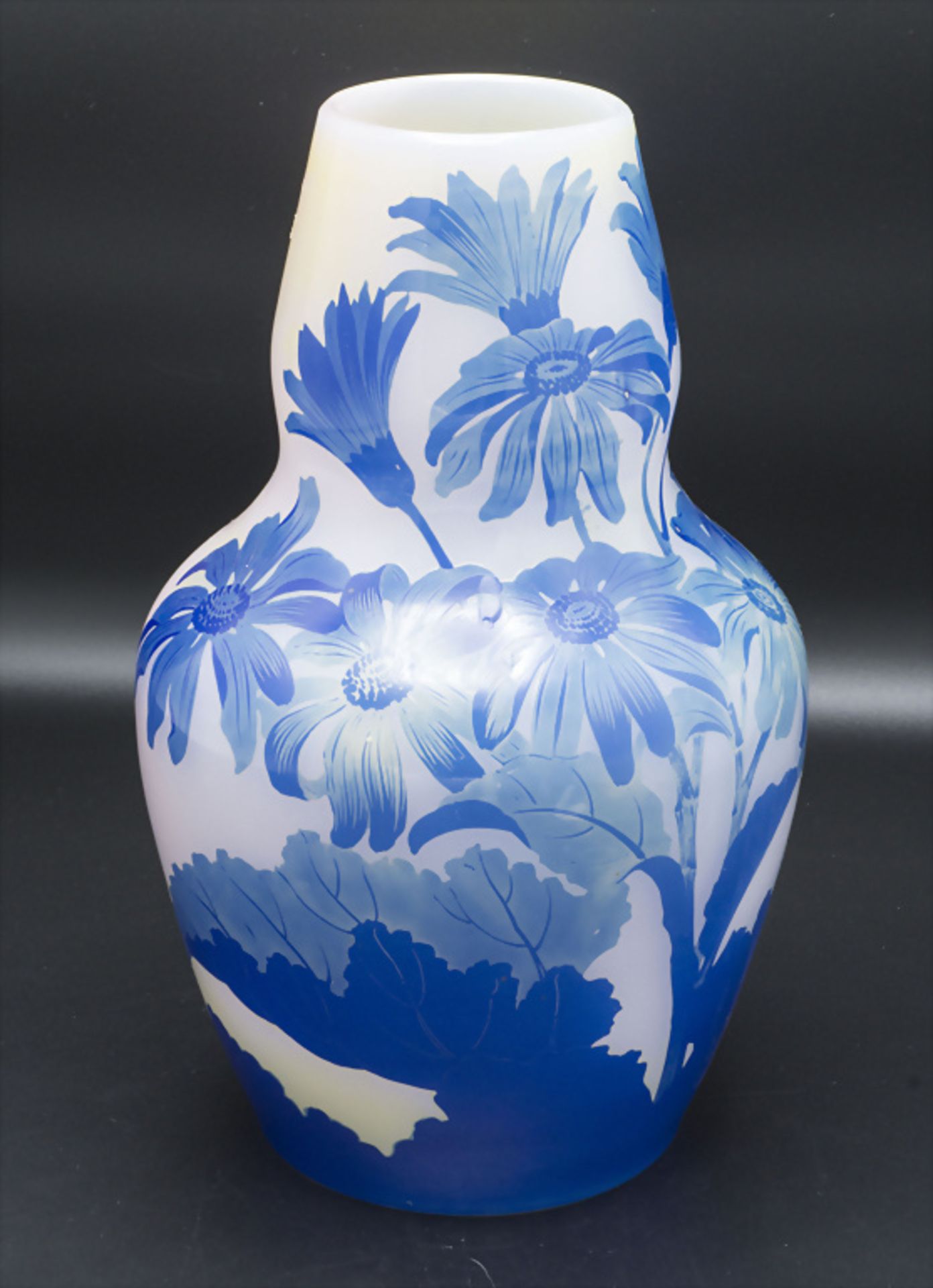Jugendstil Kürbis-Vase mit Sonnenblumen / An Art Nouveau cameo glass vase with sunflowers, ...