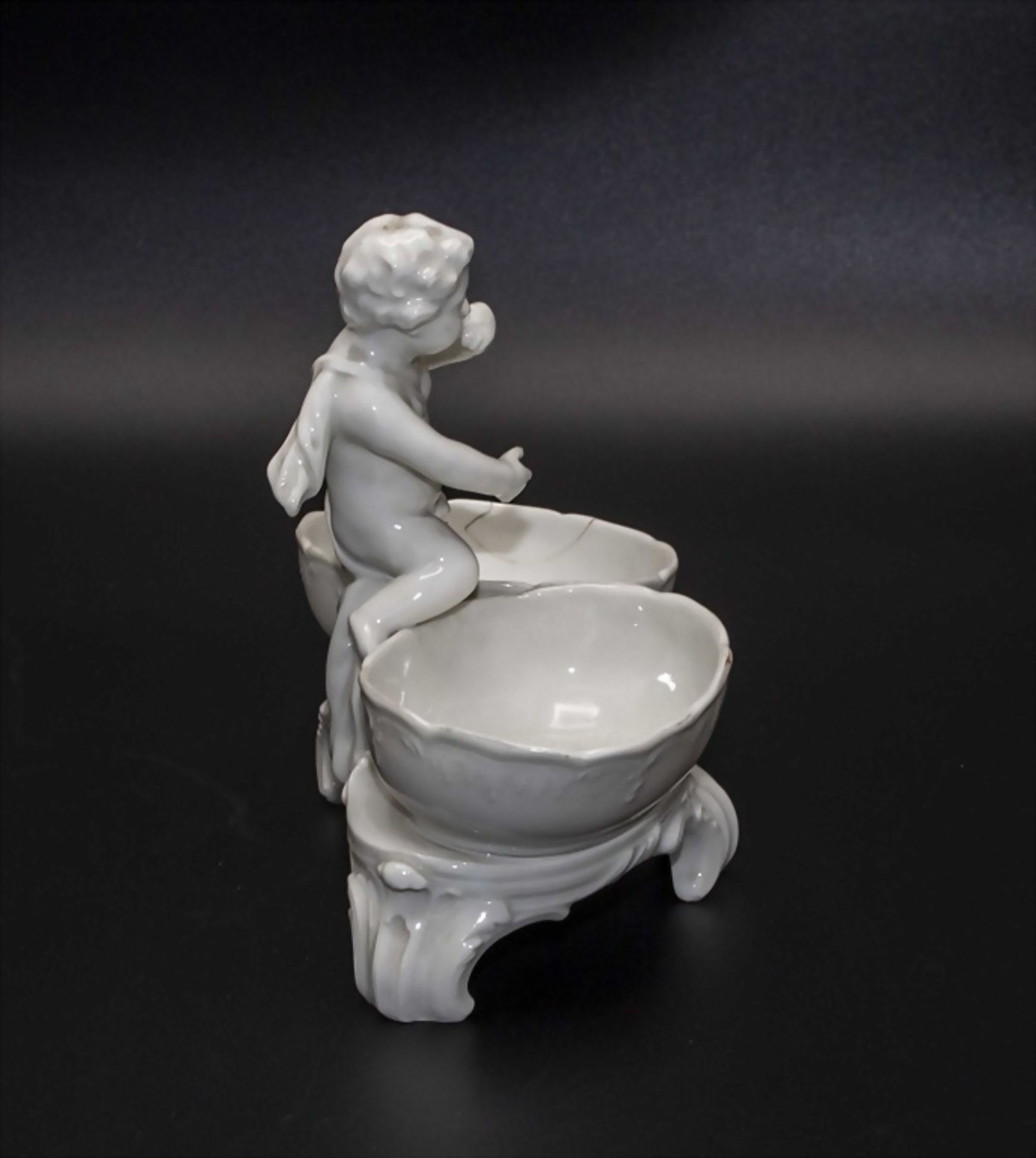 Putto 'Salzlecker' mit Doppelsaliere / A salt licking cherub with salt cellars, KPM Berlin, um 1800 - Image 4 of 5