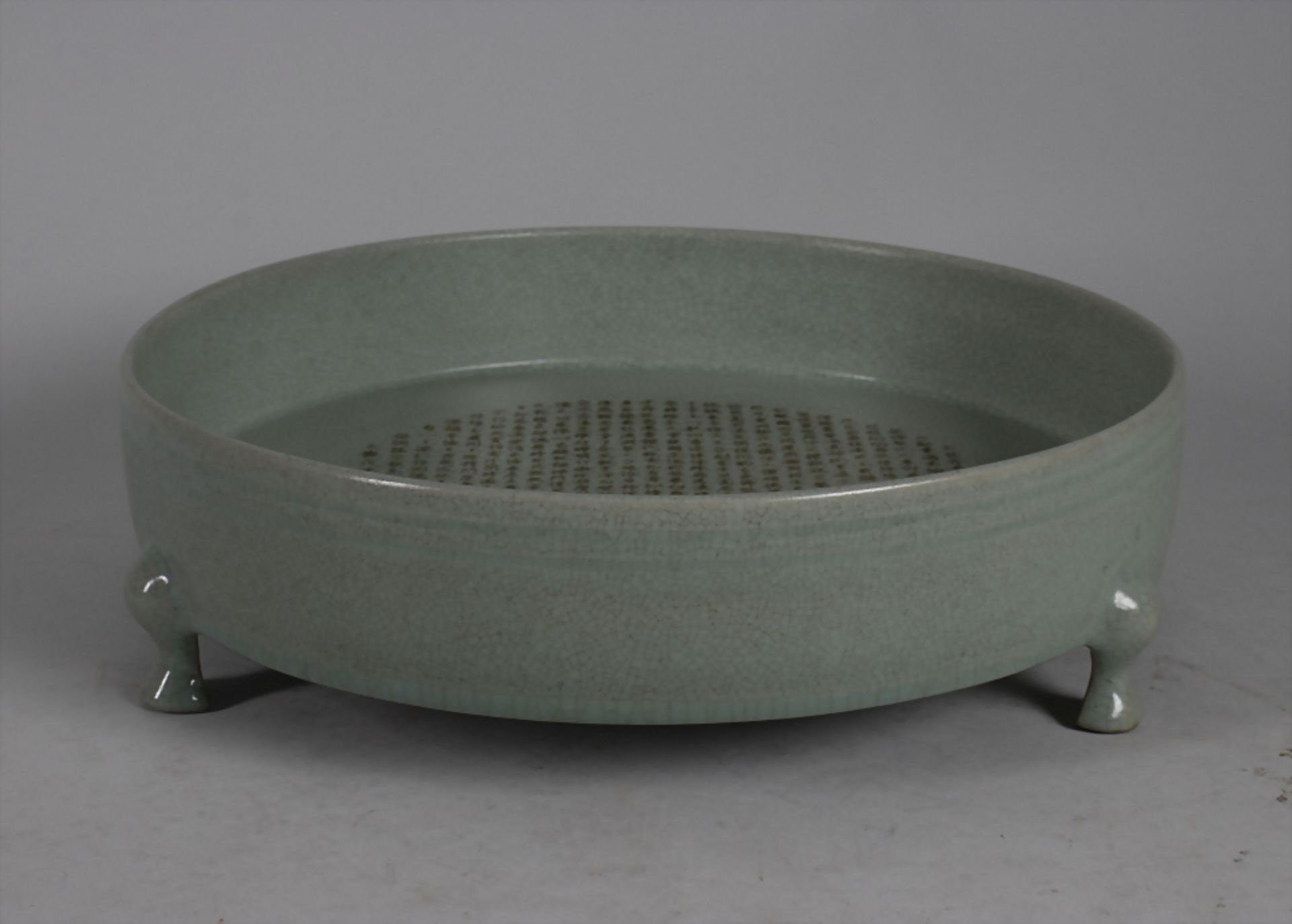 Große dreibeinige Schale / A large three-legged bowl, 18. Jh.