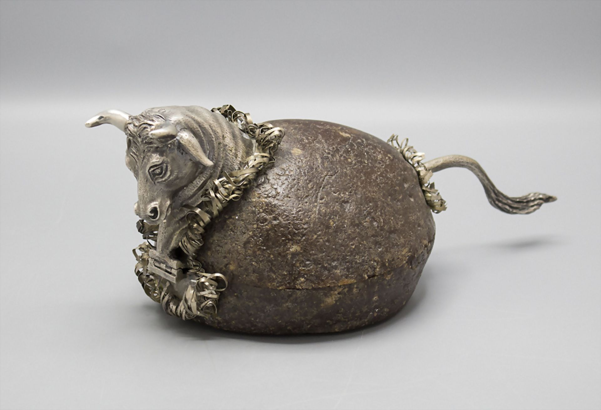 Achat- und Silberskluptur 'Stier' / An agate and silver sculpture of a bull, wohl Gabriele De ...