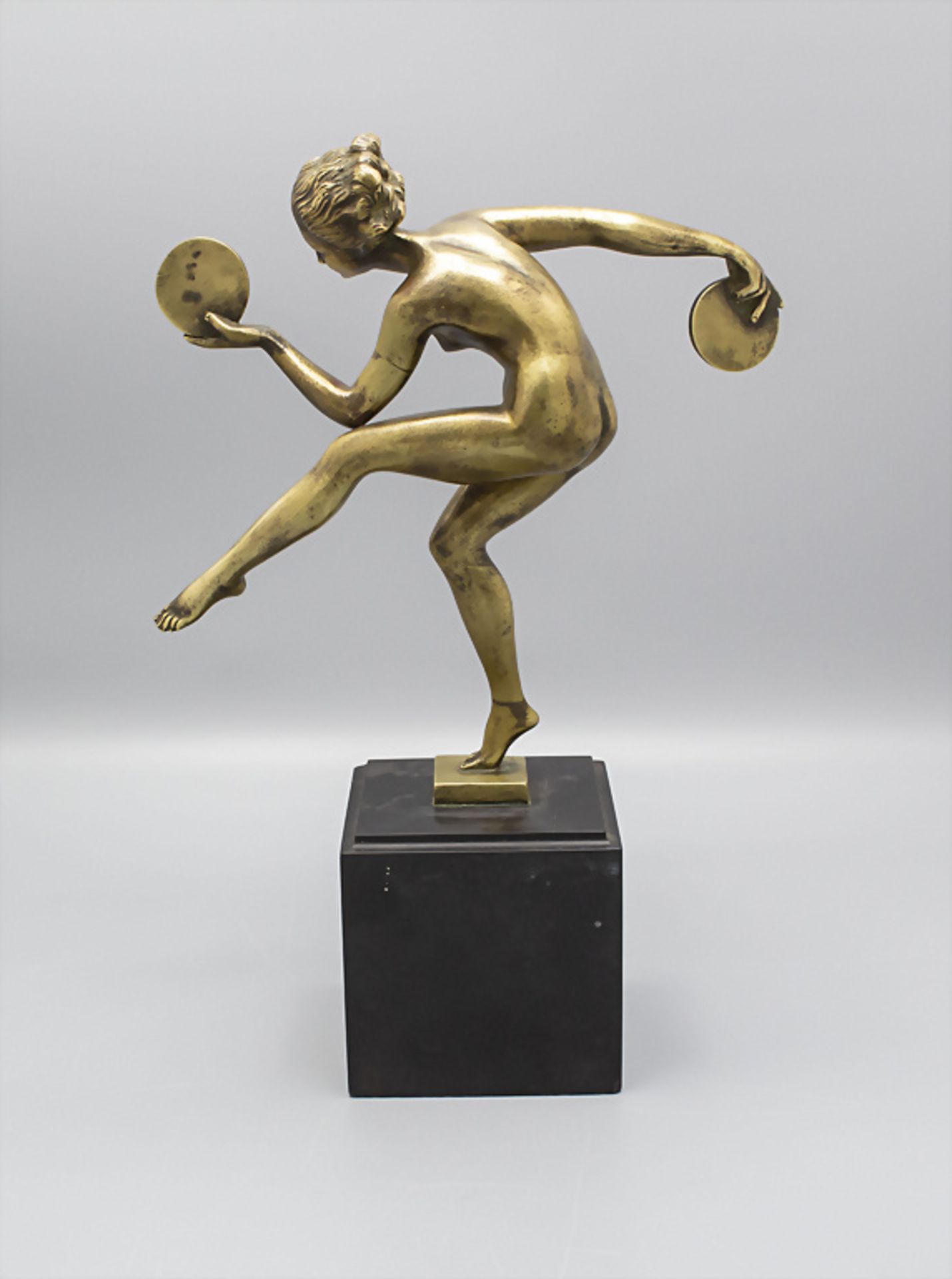 Art Déco Bronze 'Scheibentänzerin' / An Art Deco bronze 'Disc dancer', nach 1925 - Image 4 of 7
