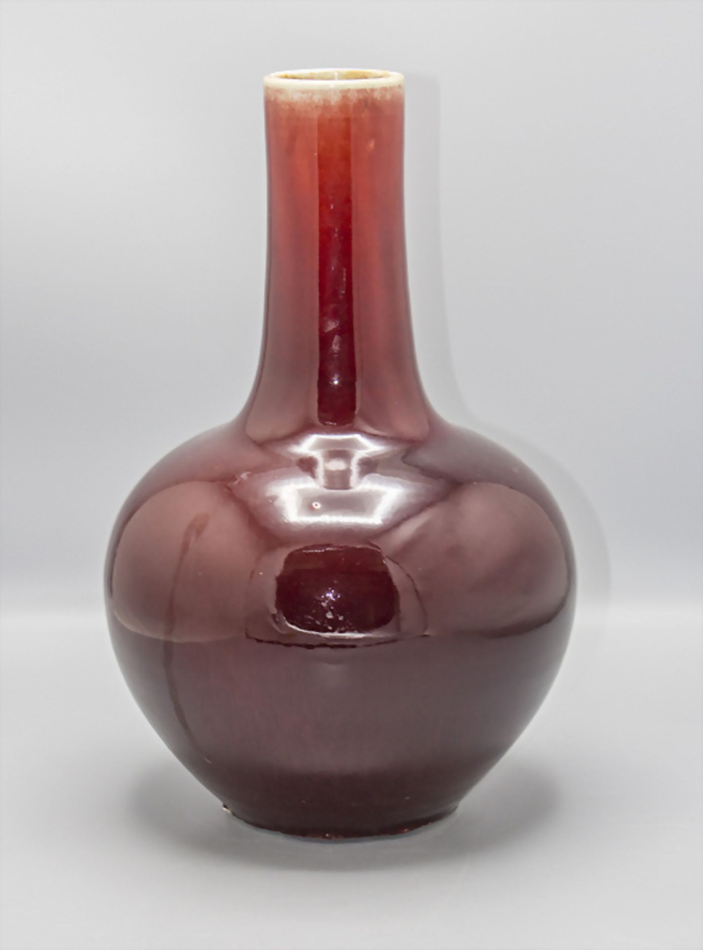 Ochsenblutvase / An ox blood vase / Sang de boeuf vase, China, 18.-19. Jh. - Bild 2 aus 4