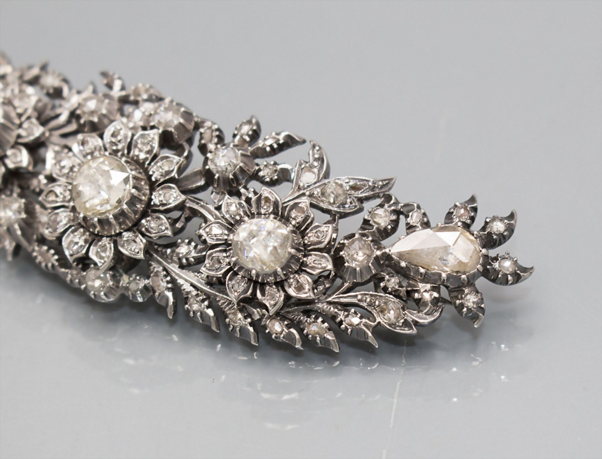 Louis Seize Brosche mit Diamanten / A silver brooch with diamonds, J. Rozendaal, Hoorn, 19. Jh. - Image 2 of 3