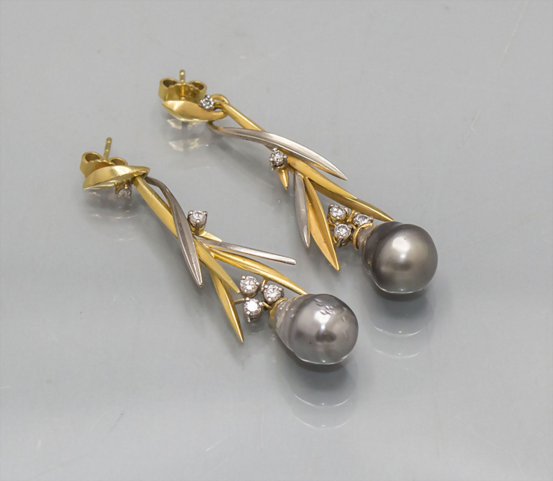 Paar Ohranhänger mit Tahitiperle und Brillianten / A pair of gold earrings with pearls and ...