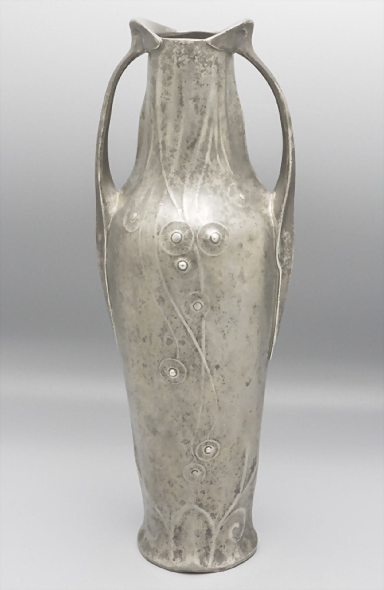 Jugendstil Henkelvase / An Art Nouveau vase with handles, Kayserzinn, Krefeld, 1900/02