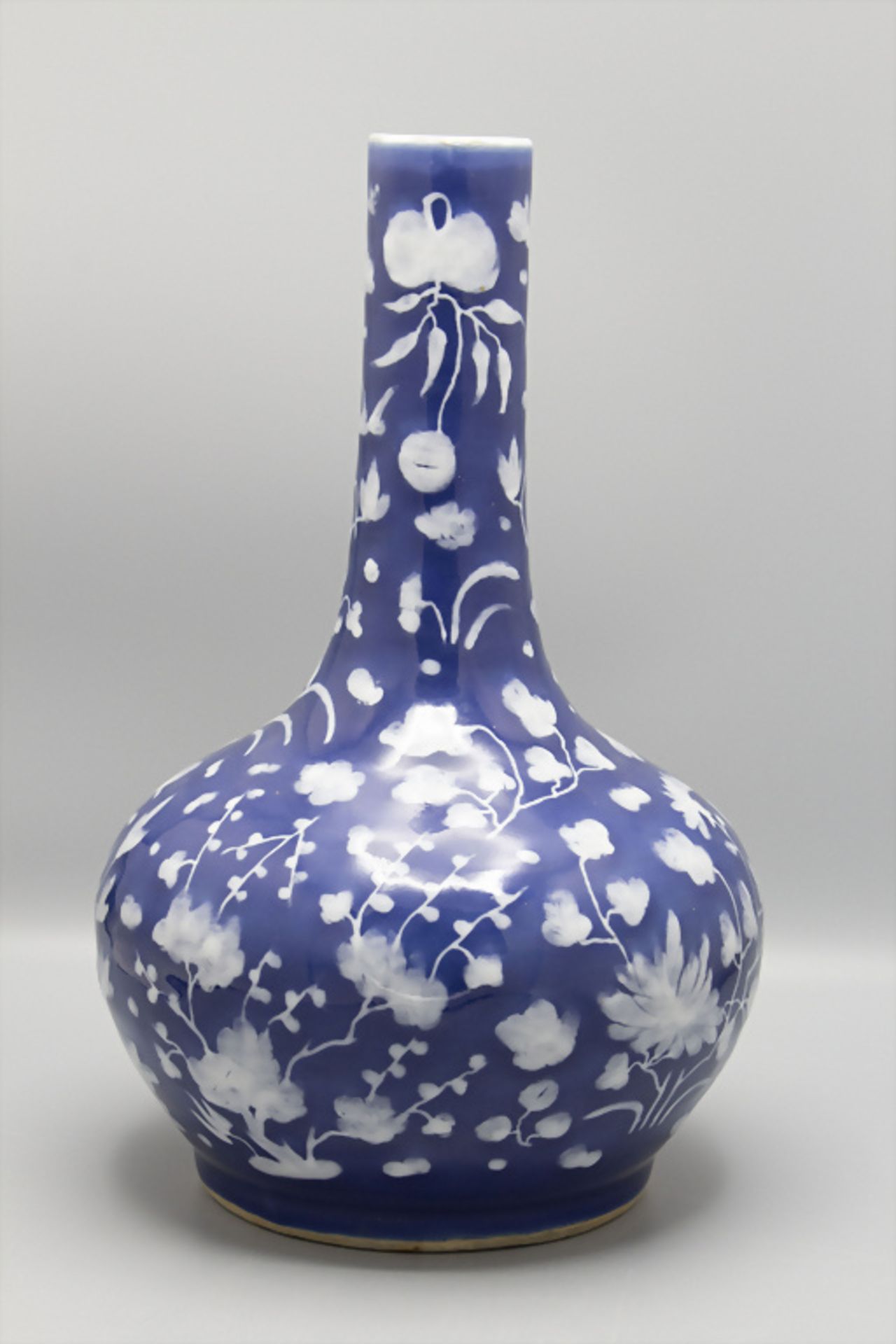 Langhals-Vase mit Blütenstrauchdekor / A longneck vase with flowers, China, 19. Jh. - Image 3 of 5