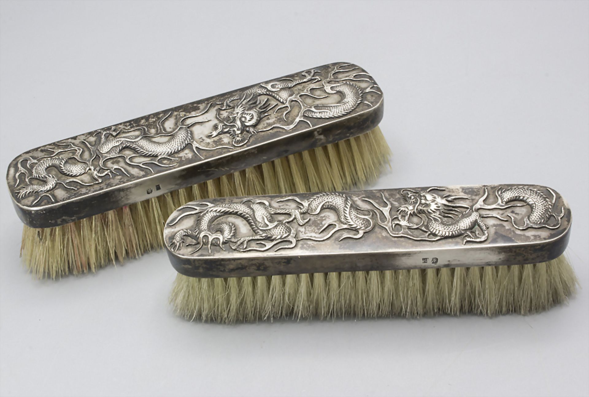 2 Kleiderbürsten / Two clothes brushes, Tuck Chang & Co., Shanghai, um 1900