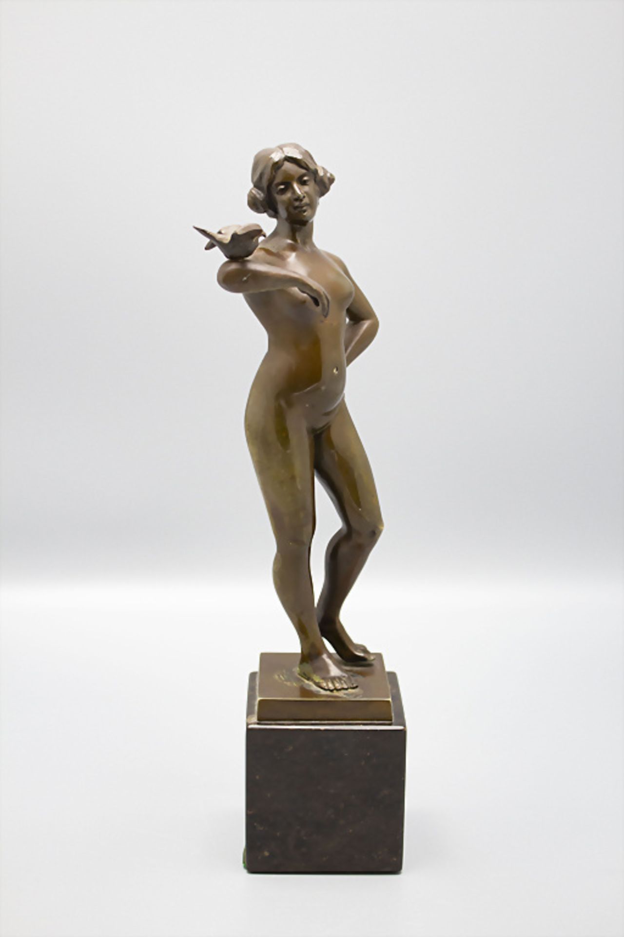 Jugendstil Bronzeplastik 'Stehender weiblicher Akt mit Taube' / An Art Nouveau bronze ... - Bild 2 aus 6