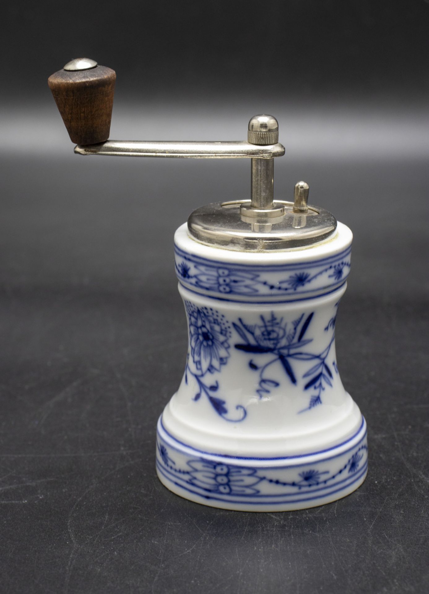 Pfeffermühle mit Zwiebelmuster / A pepper mill with onion pattern, Meissen, 20.Jh. - Image 2 of 4