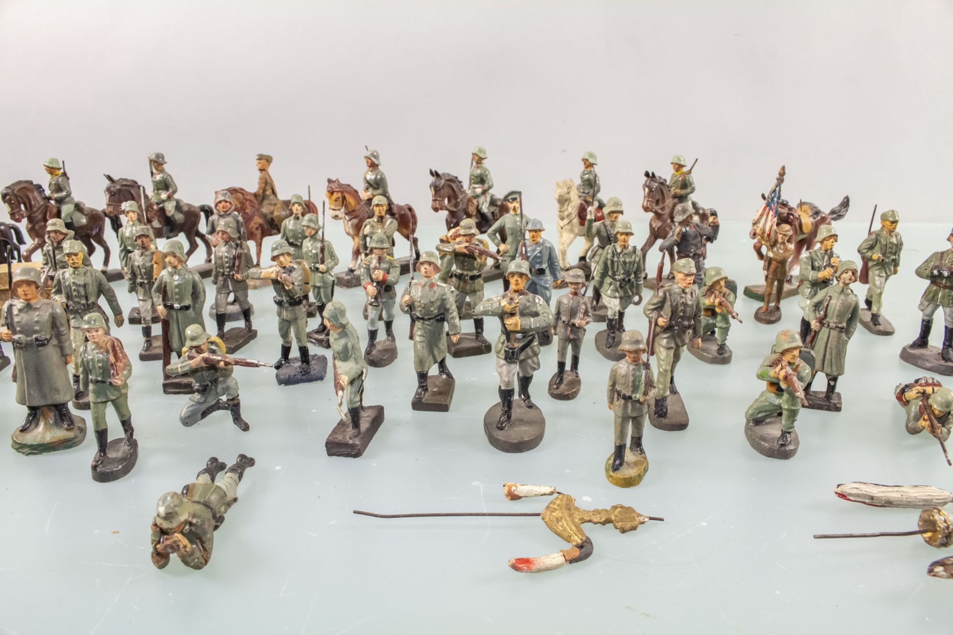 Konvolut aus 50 Spielzeugsoldaten / A set of 50 toy soldiers - Image 4 of 6