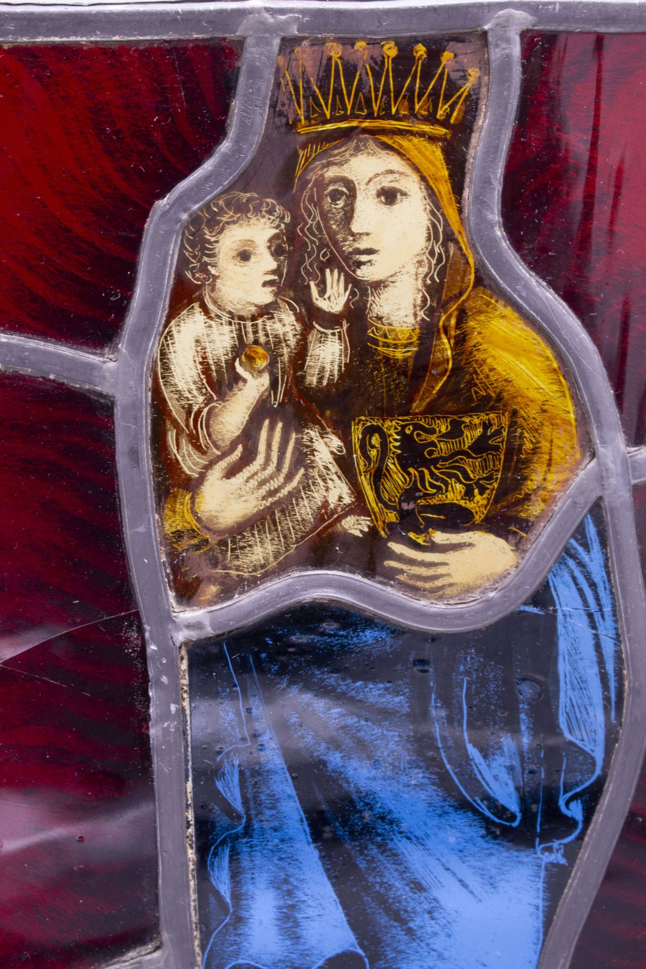 Bleiglasfenster 'Muttergottes mit Christus und Löwenwappen' / A lead glass window 'Madonna ... - Image 3 of 3
