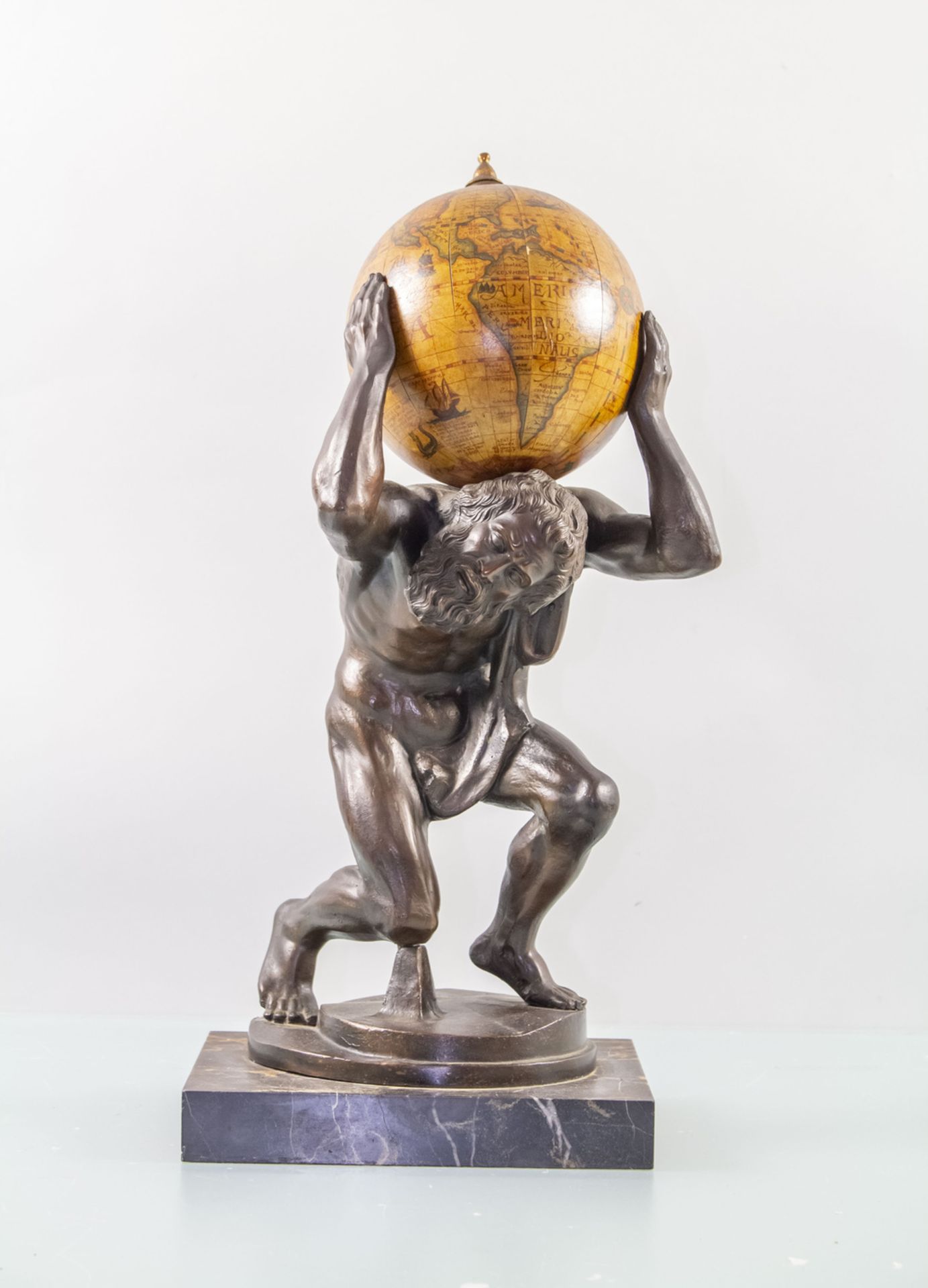 Skulptur des Atlas, die Welt auf den Schultern tragend, Italien, 1. Hälfte 20. Jh.