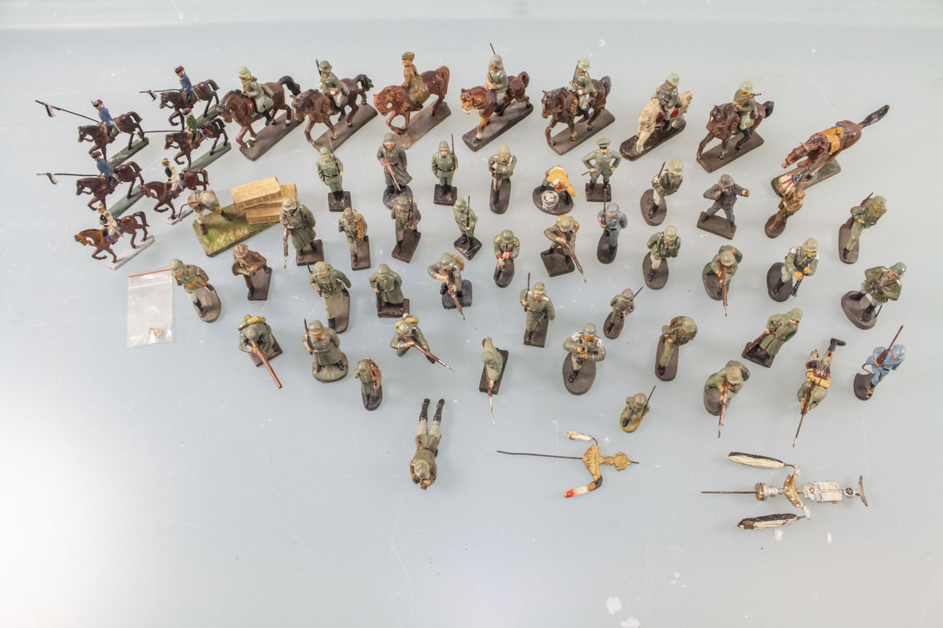 Konvolut aus 50 Spielzeugsoldaten / A set of 50 toy soldiers - Image 2 of 6