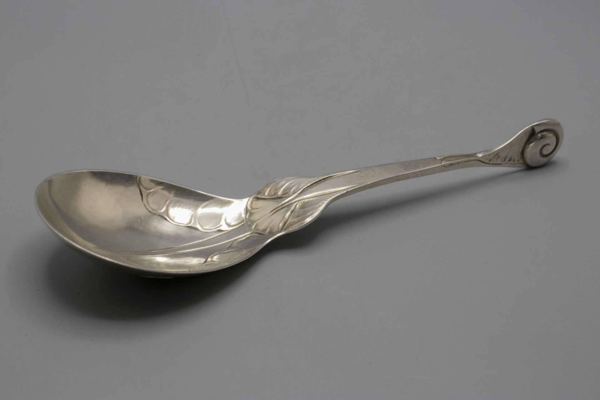 Servierlöffel 'Ornamental Nr. 50' mit Schnecke / A silver serving spoon 'Ornamental No. 50' ... - Bild 2 aus 7