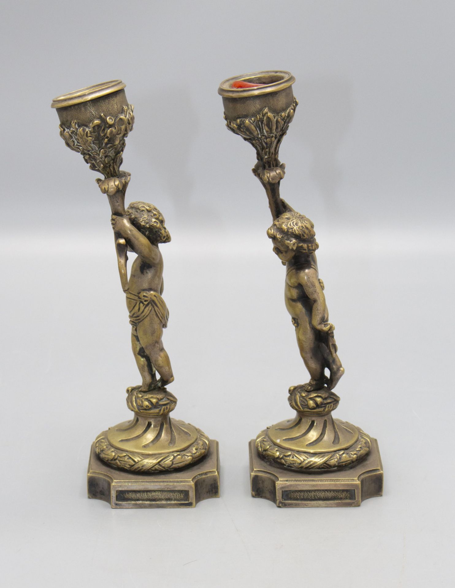 Paar zierliche figürliche Bronzeleuchter / A pair of figural bronze candleholders with ... - Bild 2 aus 5