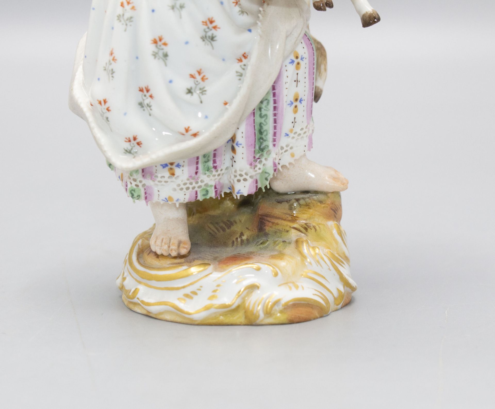 Figur 'Schäferin mit Hut und Lamm' / A figure of a shepherdess with hat and lamb, Meissen, ... - Image 5 of 5