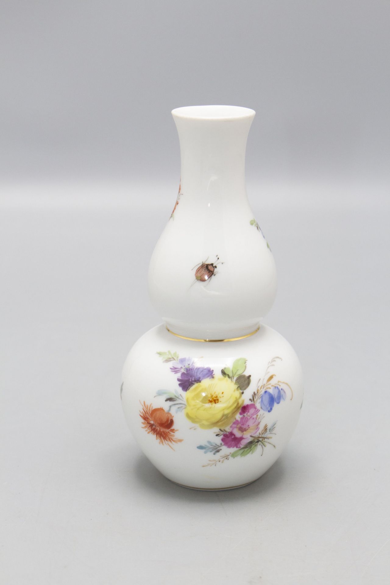 Kürbisvase mit Blumenbouquets und Insekten / A vase with flowers and insects, Meissen, um 1860 - Bild 2 aus 3