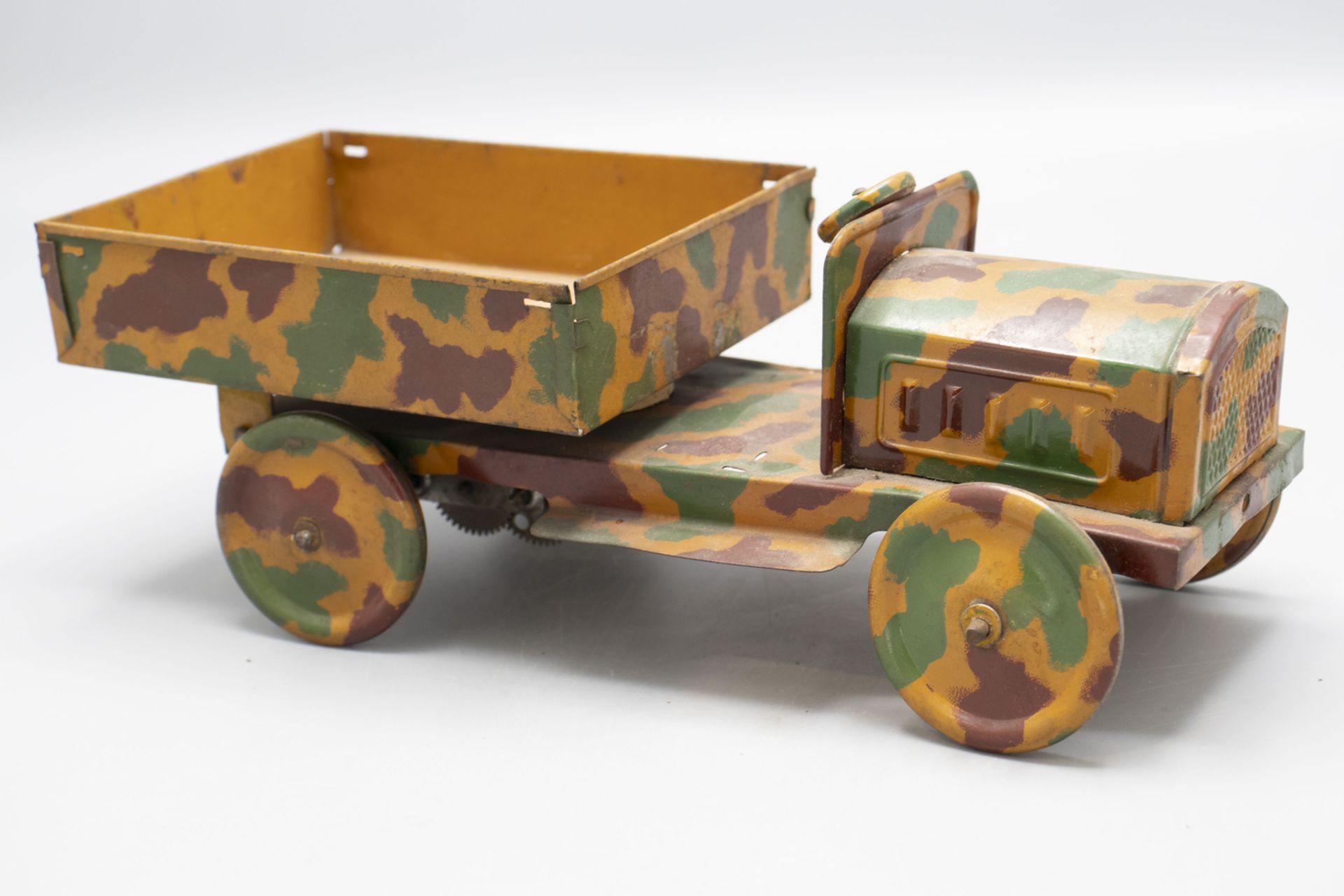 Militärfahrzeug / A military car