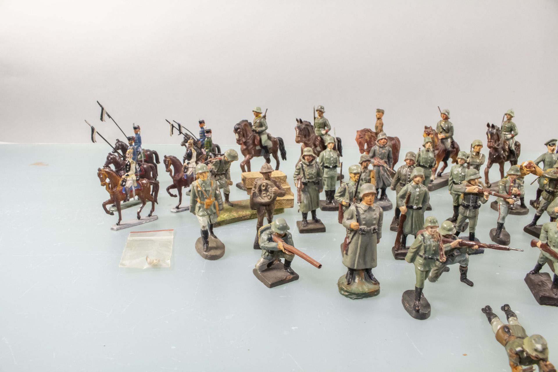 Konvolut aus 50 Spielzeugsoldaten / A set of 50 toy soldiers - Image 3 of 6