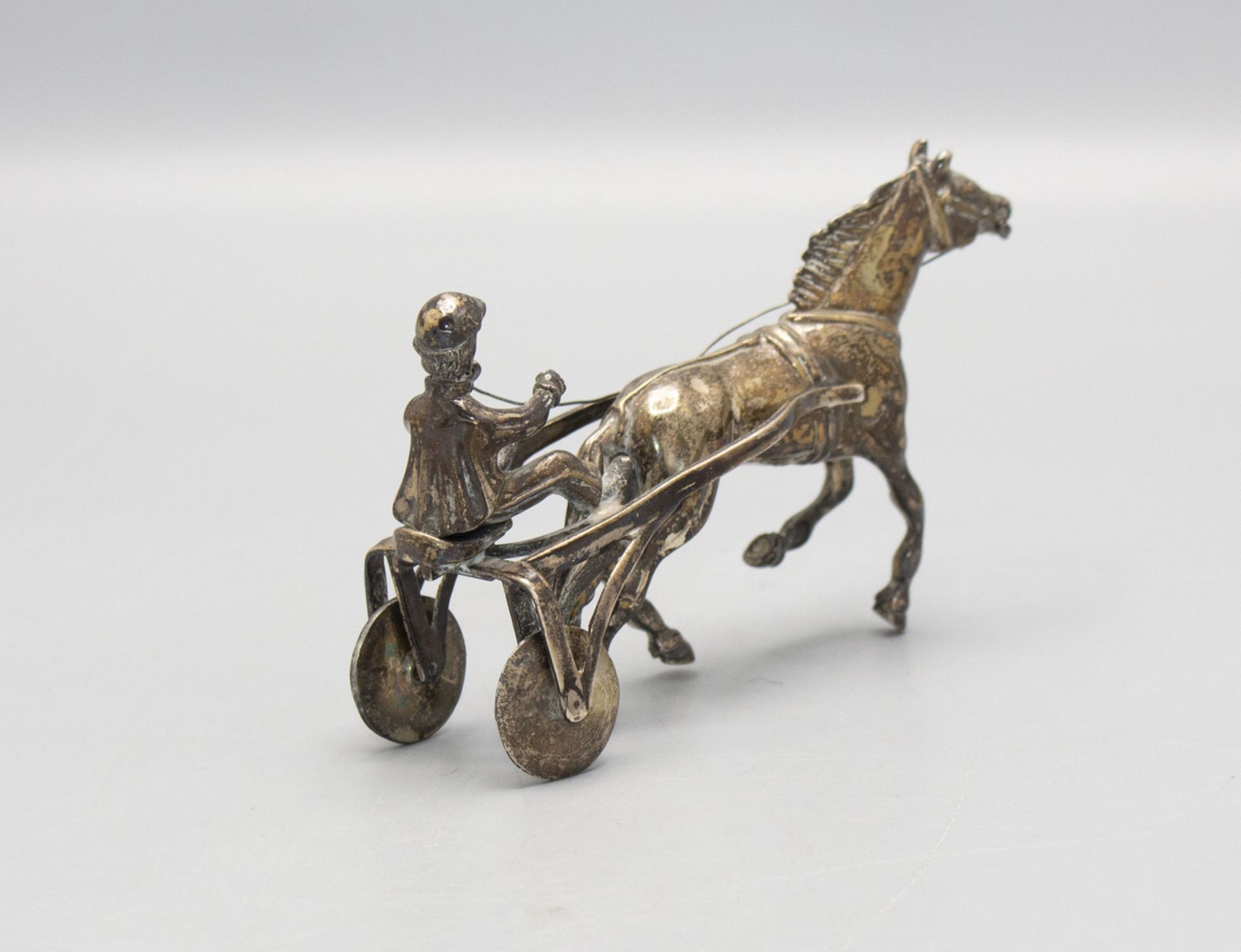 Traber mit Sulky und Pferd / A Sterling silver figure of a driver with sulky and horse, ... - Image 2 of 5