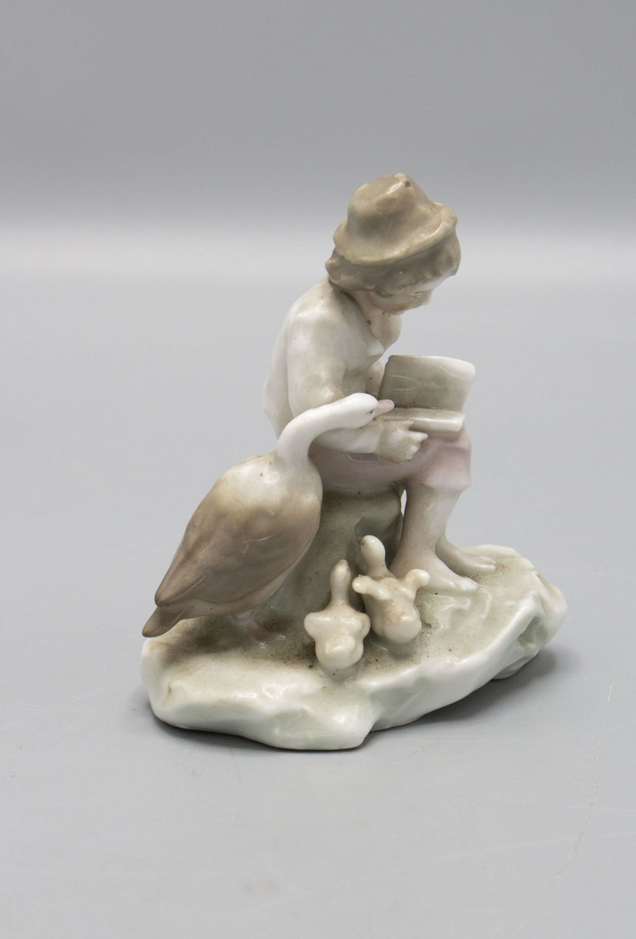 Figurengruppe 'Lesender Knabe mit Gänsen' / A figural group 'reading boy with geese, Karl Ens, ... - Image 2 of 5
