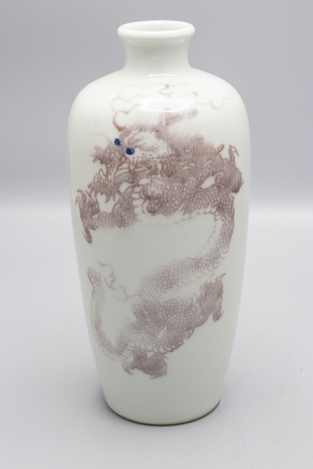 Vase mit rotem Kaiserdrachendekor / A vase with red emperor dragon decor, Kangxi, ... - Bild 2 aus 5