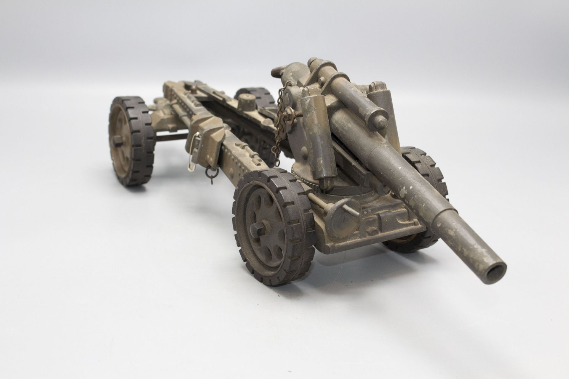 Militärfahrzeug mit Kanonengeschoss / A military car with a canon - Bild 3 aus 4