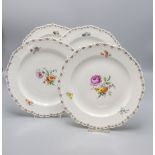 4 Teller mit Blütenrand und Blumenmalerei / 4 plates with breakthrough rims and flowers, KPM ...