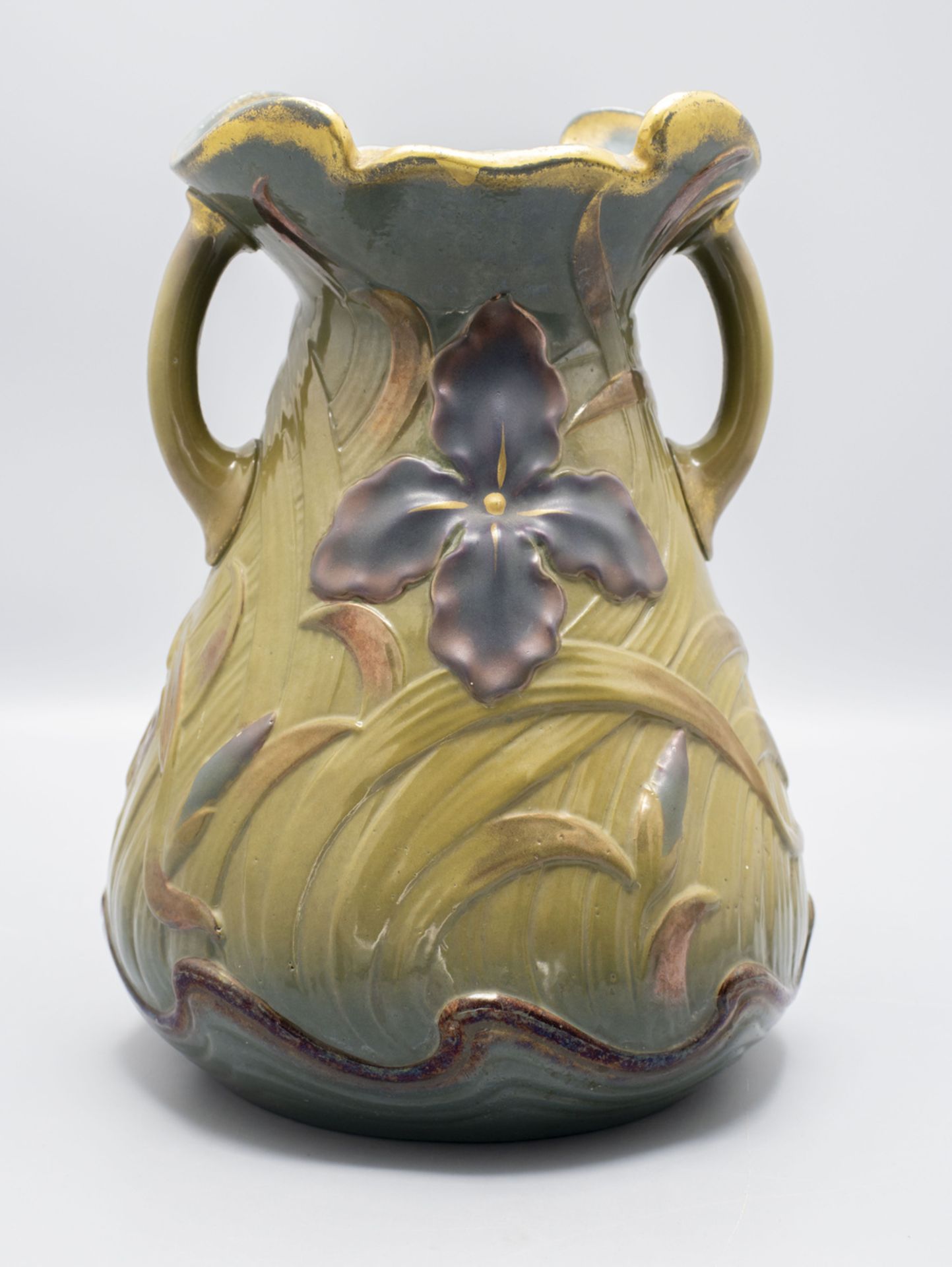 Jugendstil Henkelvase mit Schwertlilien / An Art Nouveau vase with irises, Sarreguemines, um 1900 - Image 3 of 6