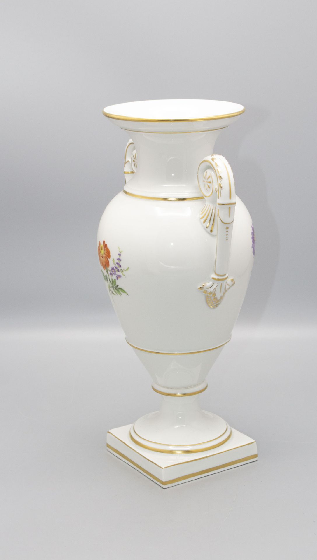Balusterförmige Vase mit Blumenmalerei / A baluster-shaped vase with flower paintings, ... - Bild 2 aus 4