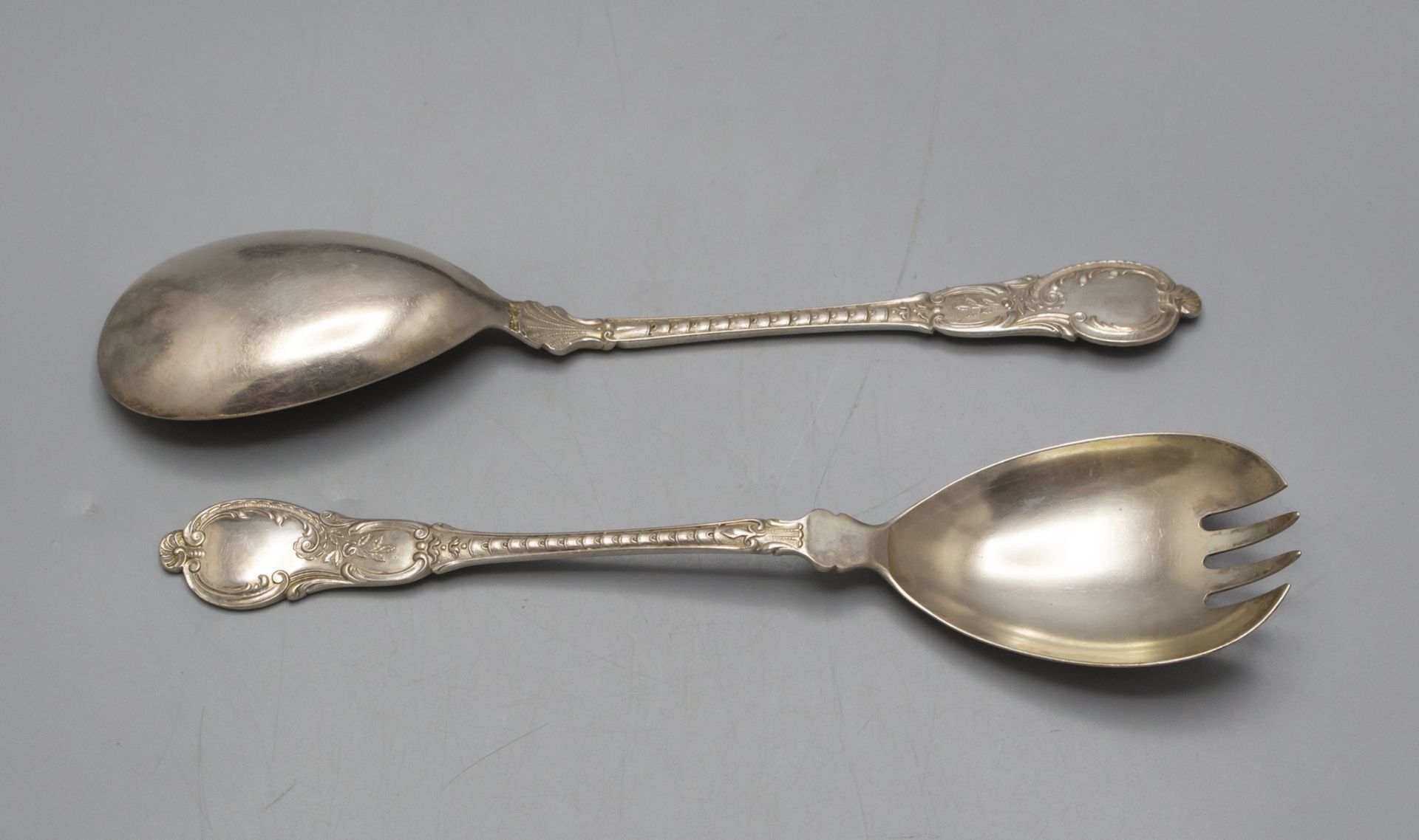 2 Vorlegelöffel im Etui / 2 silver serving spoons in a box, deutsch